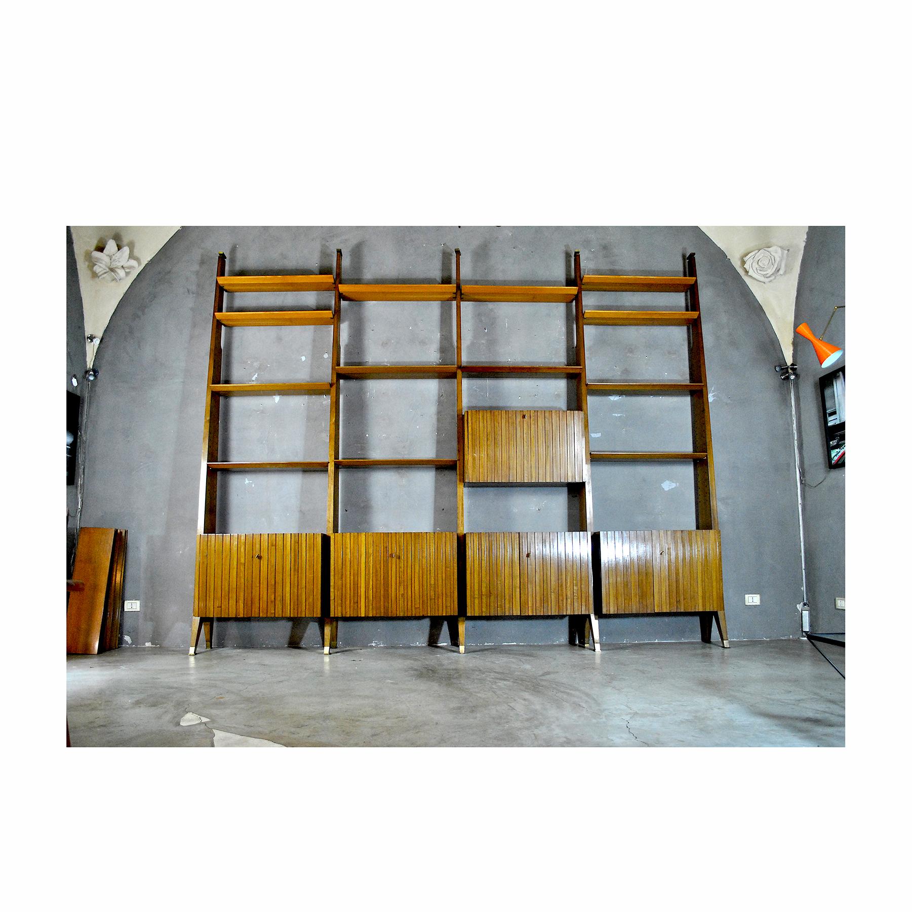 Italian Midcentury Production Museum Bookcase, Late 1960s In Good Condition In bari, IT