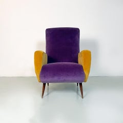 Sillón italiano de mediados de siglo morado y amarillo con patas cónicas de madera, años 60