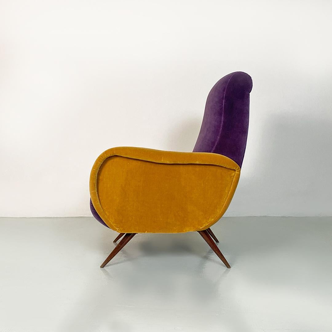 Italienischer lila und gelber Sessel aus der Mitte des Jahrhunderts mit konischen Beinen aus Holz, 1960er Jahre (Mitte des 20. Jahrhunderts) im Angebot