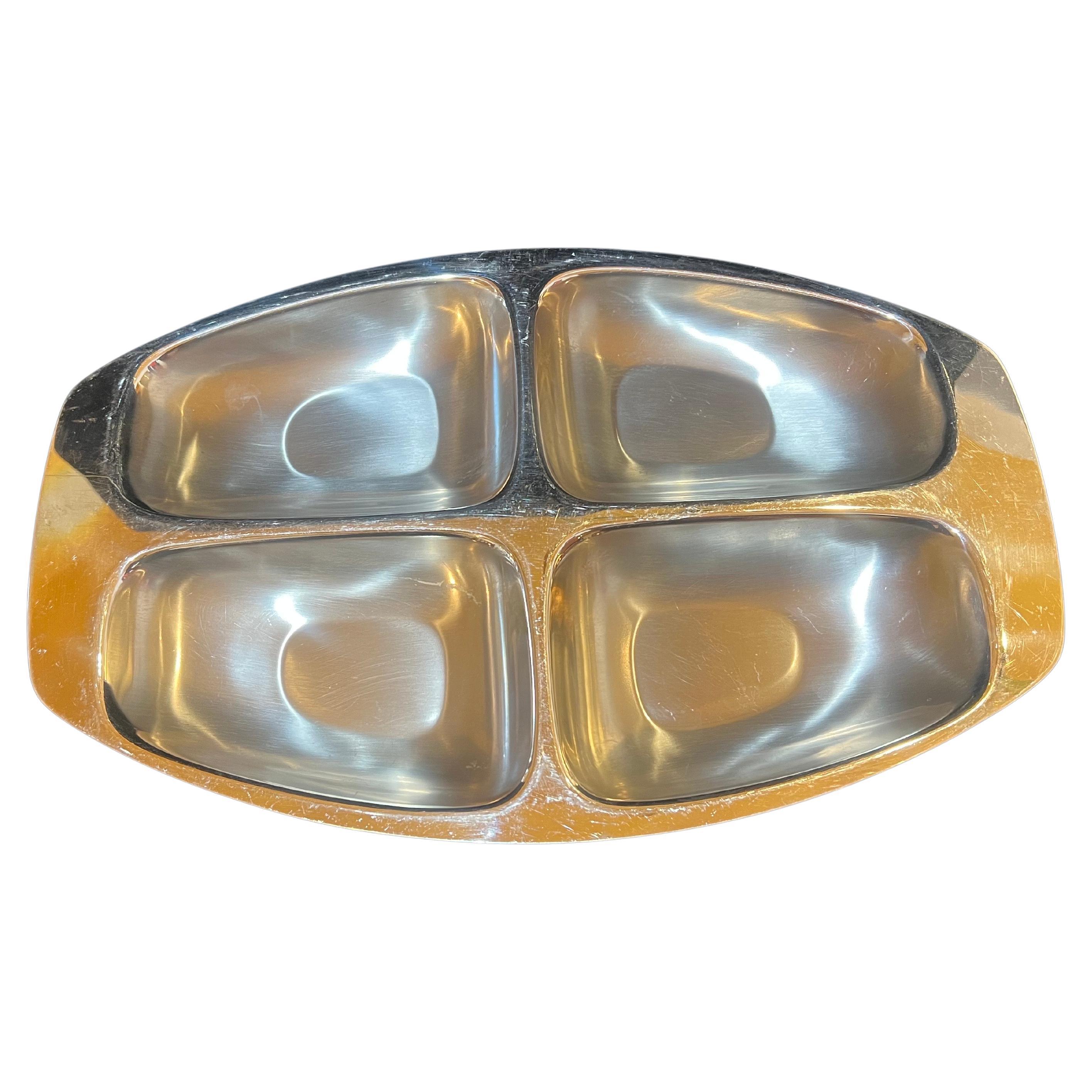 elegante y muy rara bandeja de Alessi de los primeros años de producción, alrededor de 1950, con un sello en la parte posterior, en buen estado, pulida y cepillada. una pieza de colección muy rara y difícil de encontrar.