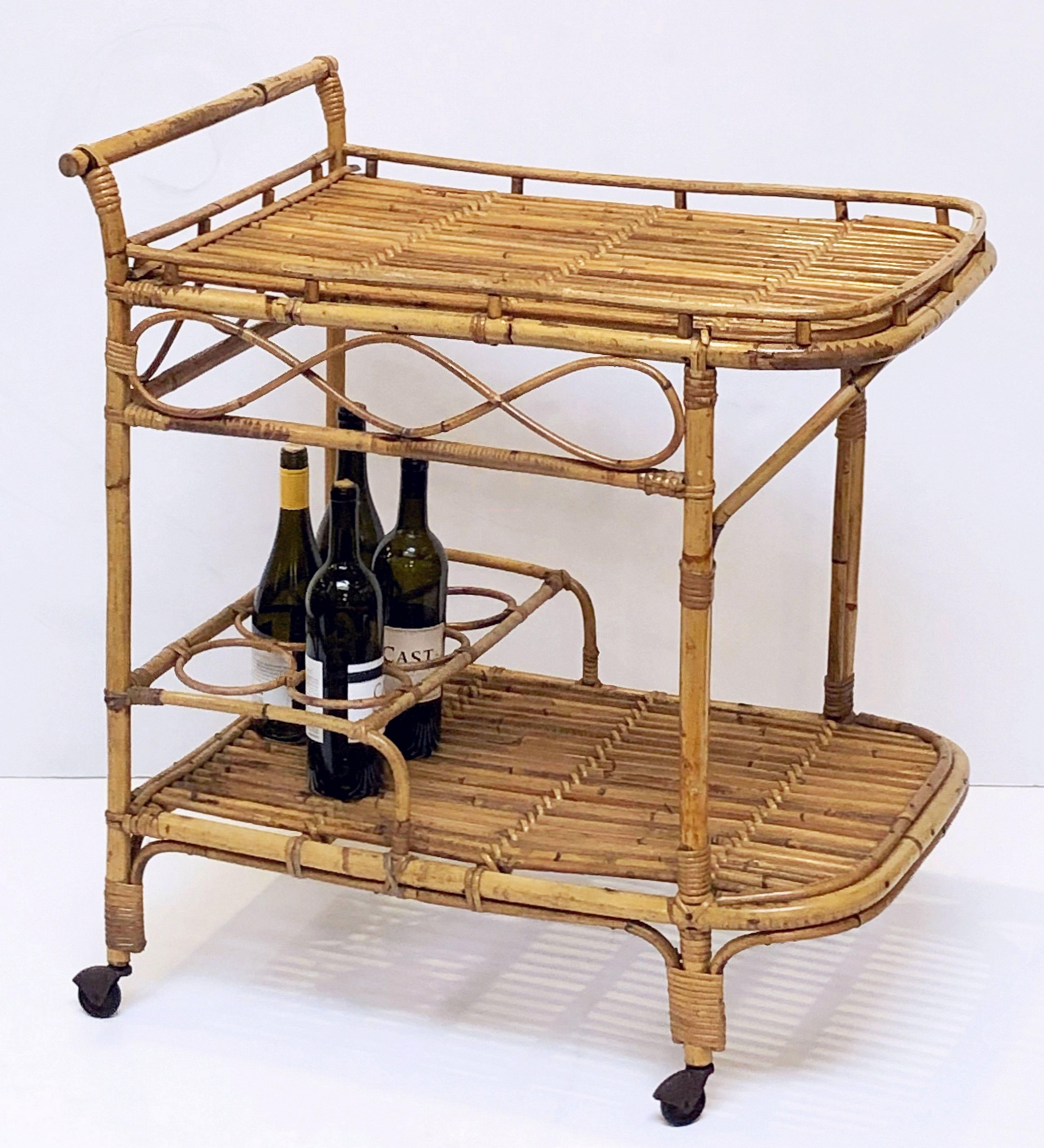 A fine Italian handcrafted mid-century rattan and bamboo bar cart or drinks trolley. Featuring a two-tiered body with decorative accents - the top tier with a gallery and handle over a bottom tier with fittings for six bottles.

Great for a patio or