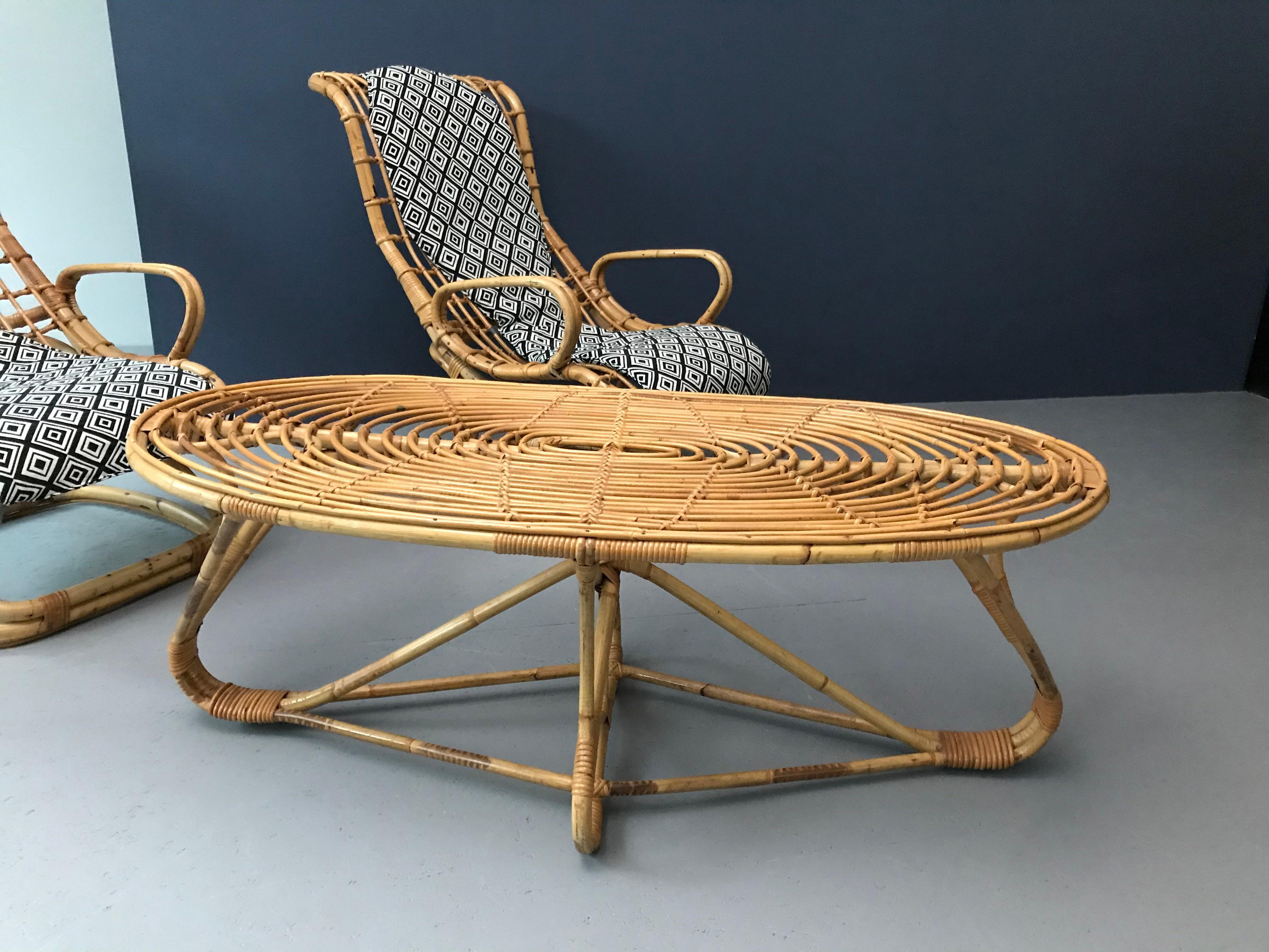 Pair of Italian Rattan Lounge Chairs with matching Table, Mid-Century, Set of 3 For Sale 4