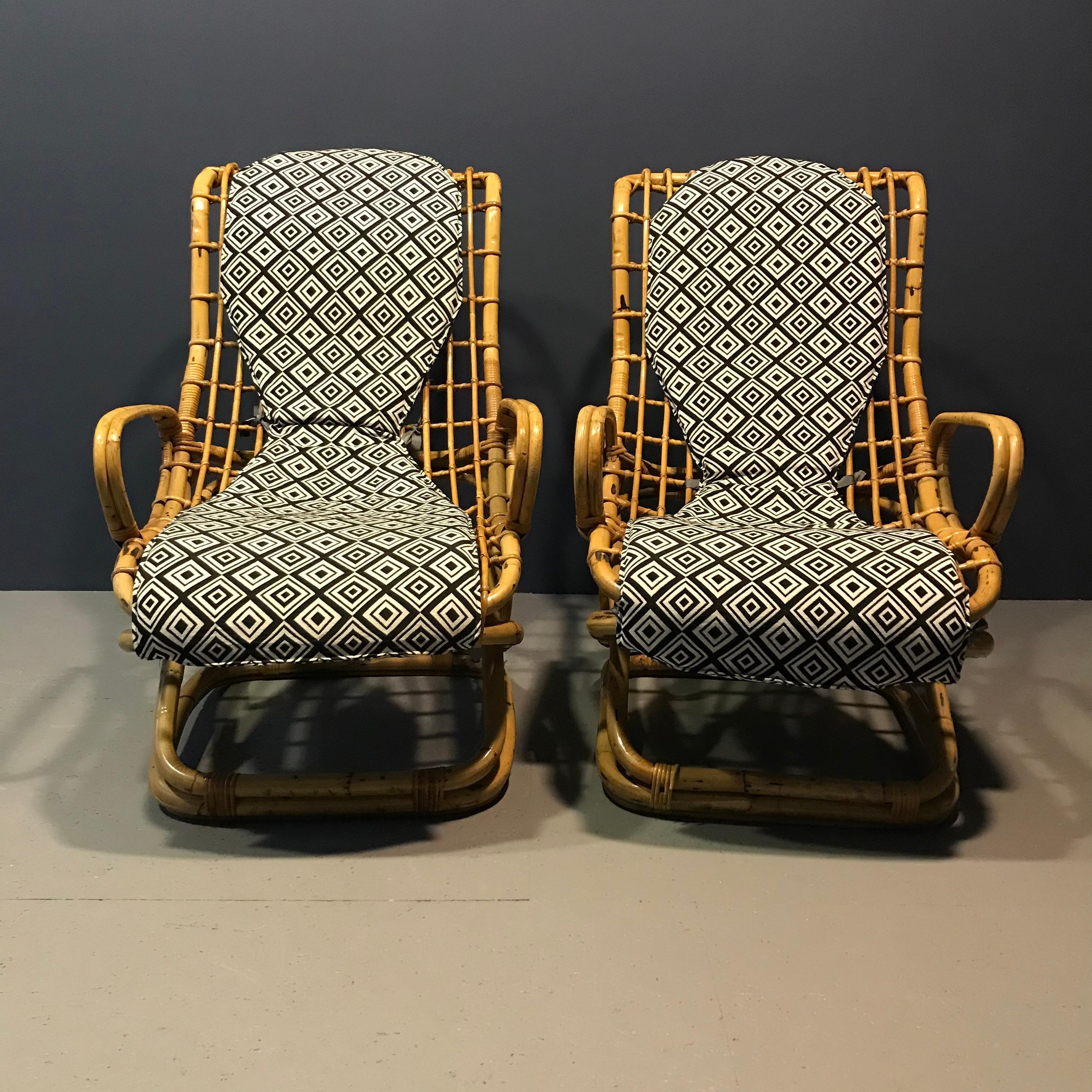 Mid-century Italian design wicker lounge chairs with matching oval table. The original cushions of the chairs have been given a new look with geometric fabric. Very comfortable, light and airy.
Table measures: H: 49cm W: 150cm D: 61cm
