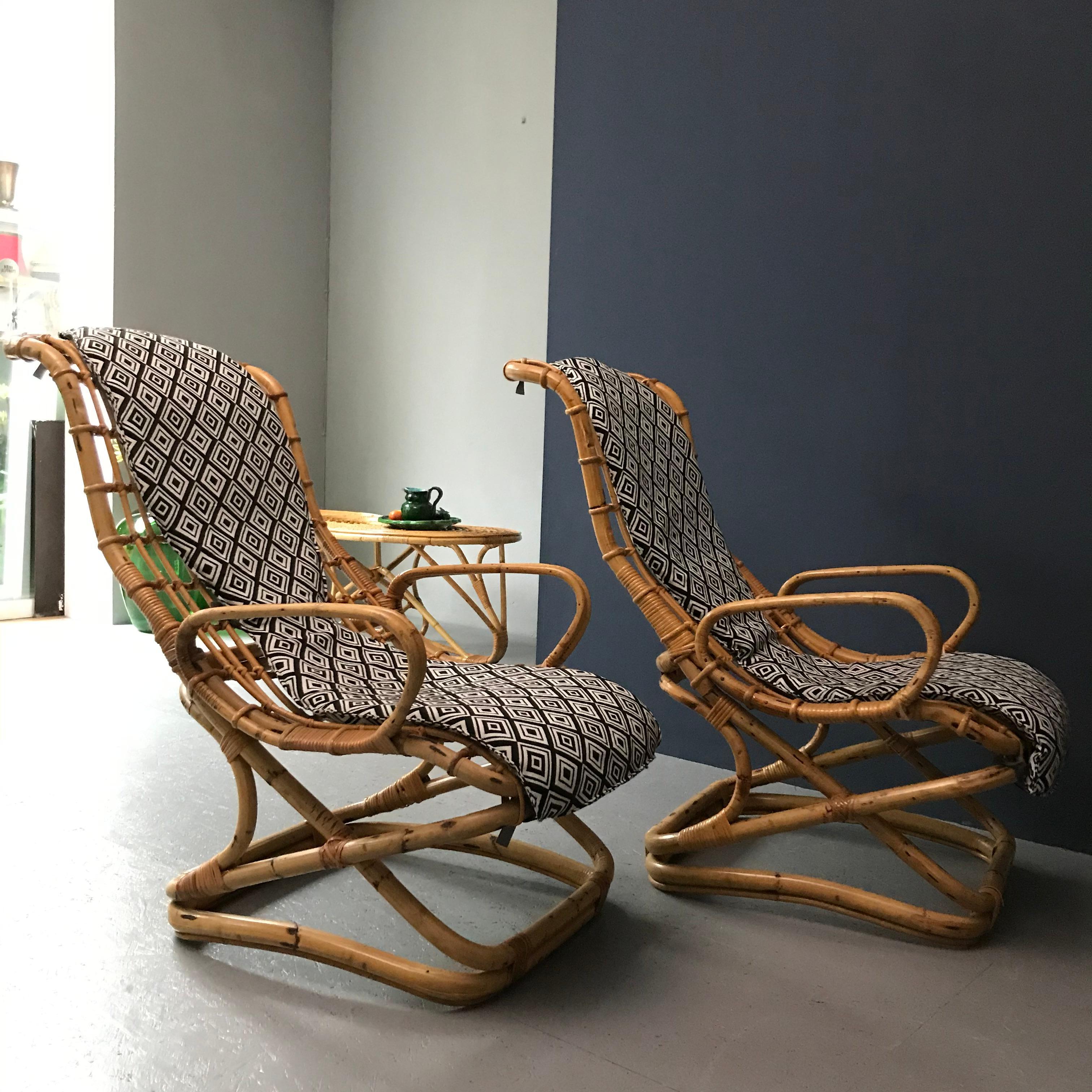 20th Century Pair of Italian Rattan Lounge Chairs with matching Table, Mid-Century, Set of 3 For Sale
