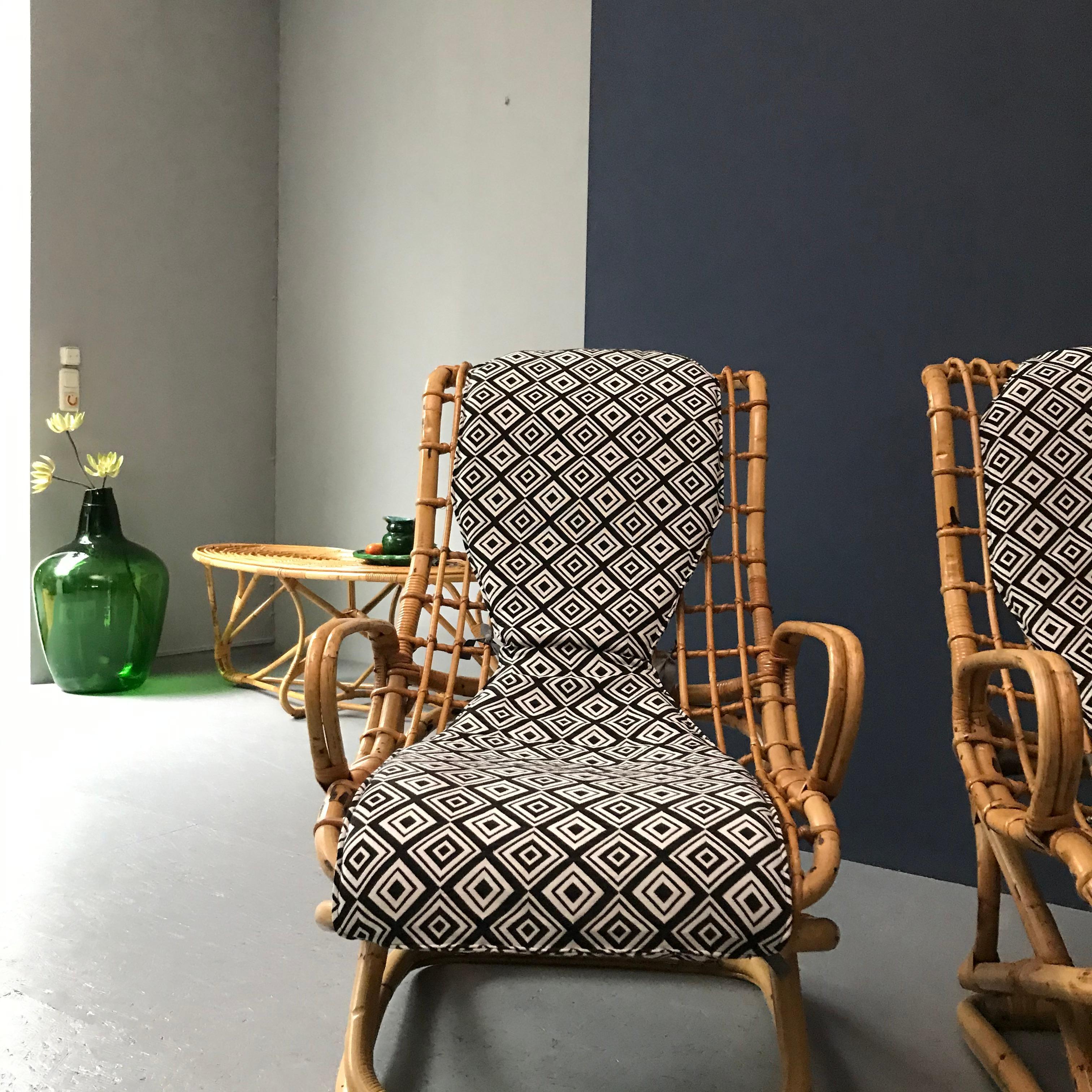 Pair of Italian Rattan Lounge Chairs with matching Table, Mid-Century, Set of 3 For Sale 1