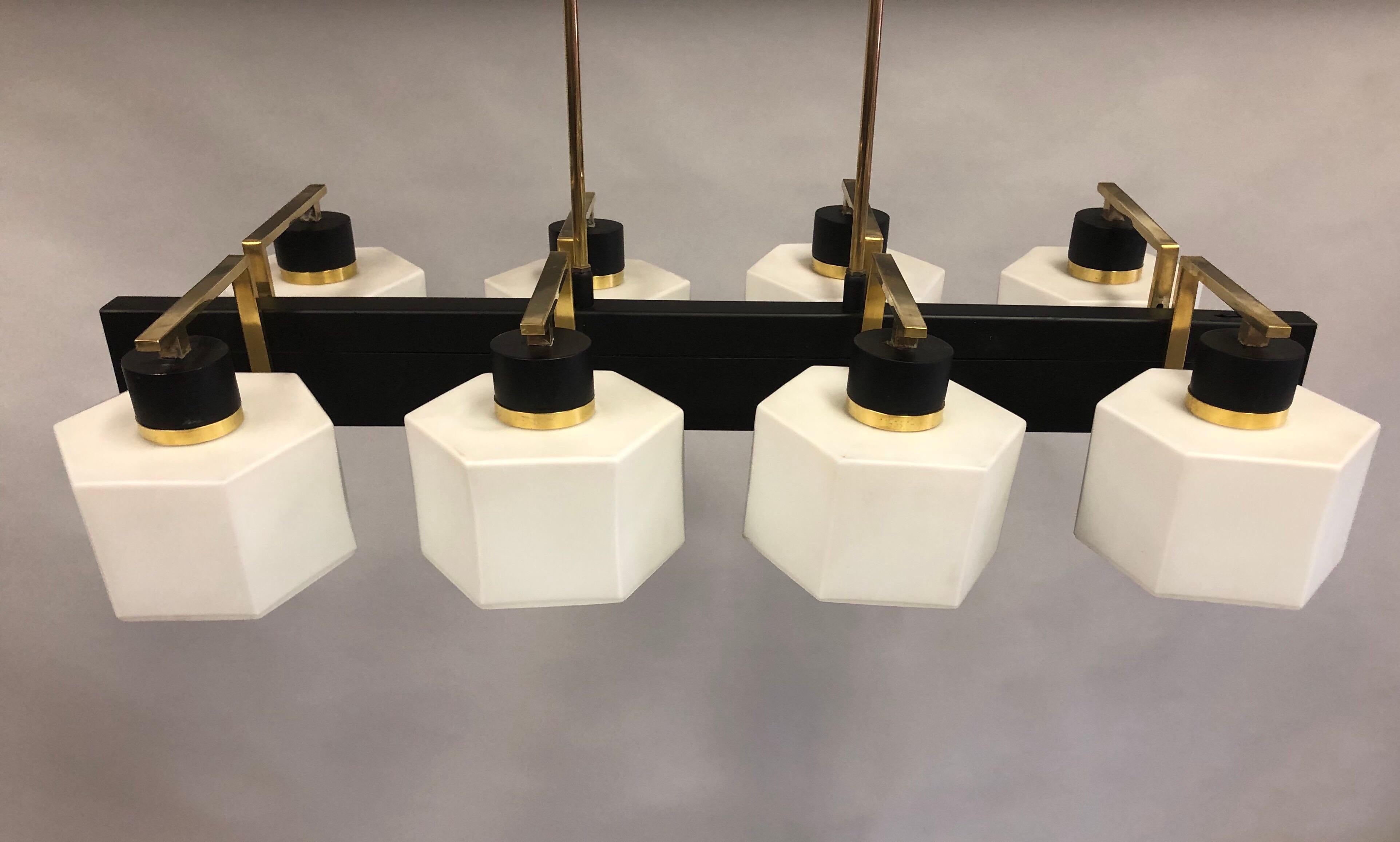 Smaltato Lampadario rettangolare in ottone e vetro lattiginoso del Medioevo attribuito a Stilnovo in vendita