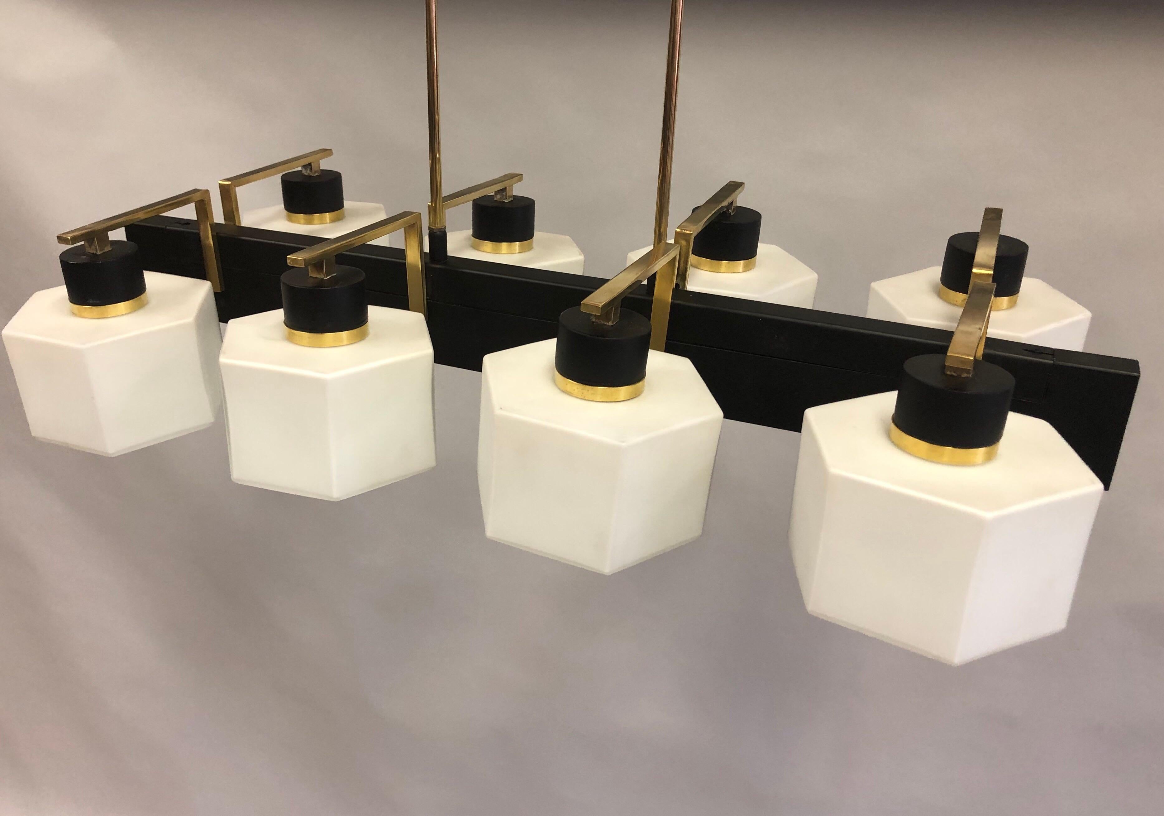 Lampadario rettangolare in ottone e vetro lattiginoso del Medioevo attribuito a Stilnovo In condizioni buone in vendita a New York, NY