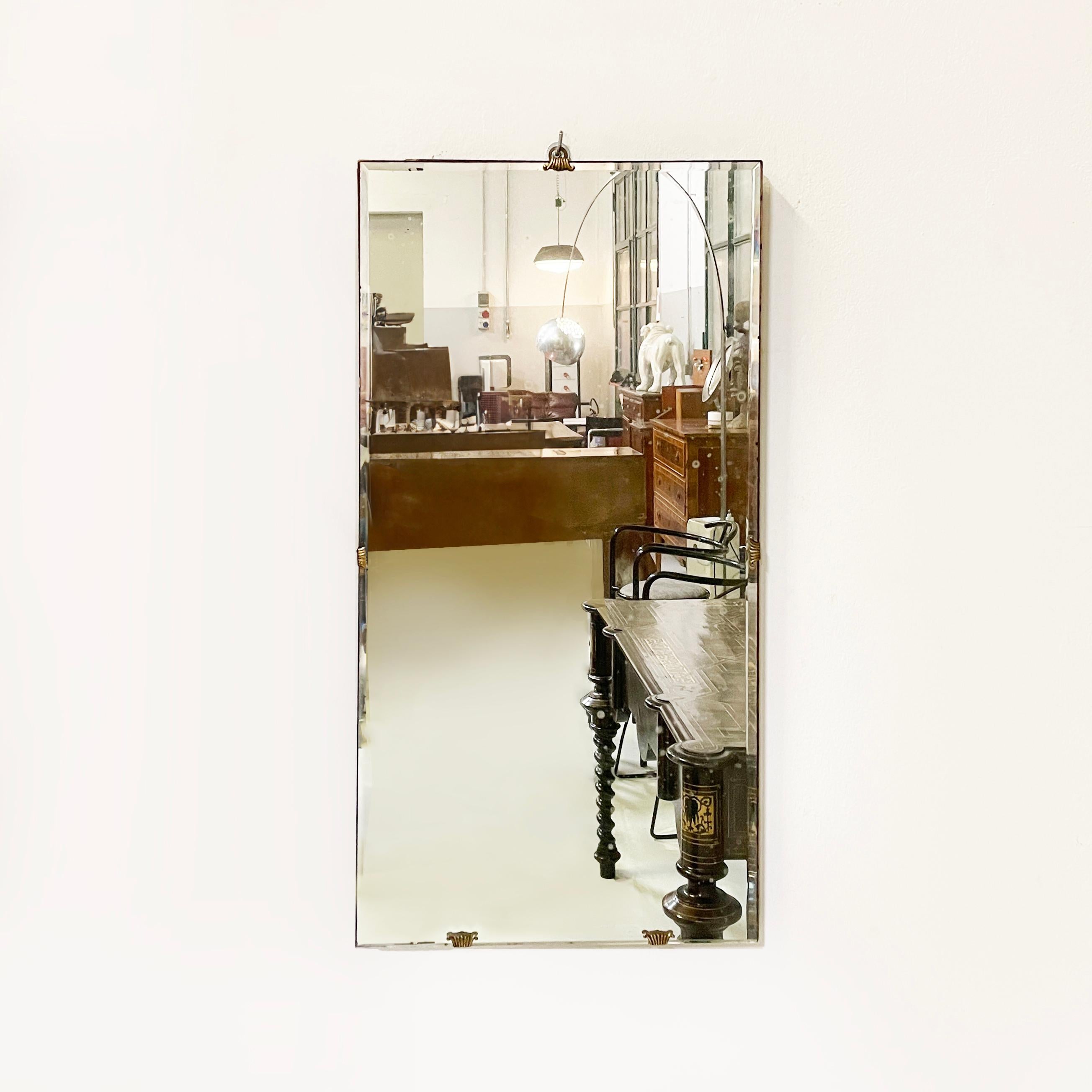 Miroir mural rectangulaire en bois et laiton bruni, Italie, milieu du siècle dernier, années 1960
Miroir mural de forme rectangulaire. La structure du miroir est en bois avec 5 crochets en laiton bruni, qui permettent au miroir de rester fixé à la