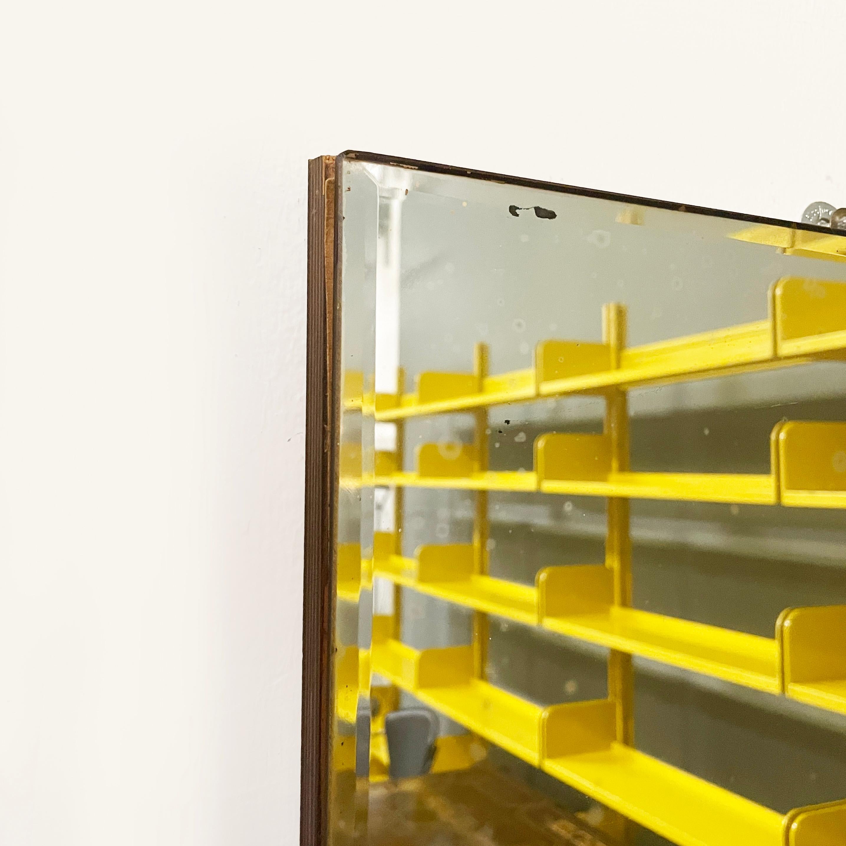 Italian mid-century Rectangular wall mirror in wood and burnished brass, 1960s In Good Condition For Sale In MIlano, IT