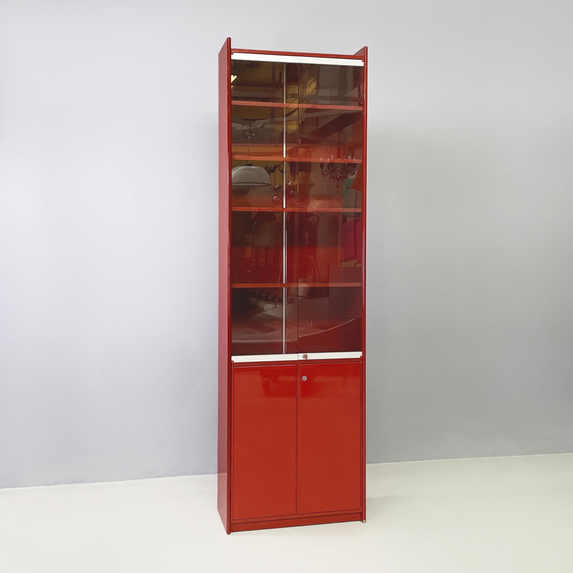 Italian mid-century modern red Bookcase Olinto by Kazuhide Takahama for Gavina, 1960s
Bookcase mod. Olinto with a rectangular base in red lacquered wood. In the upper part it has a compartment with 4 shelves in red lacquered wood and double glass