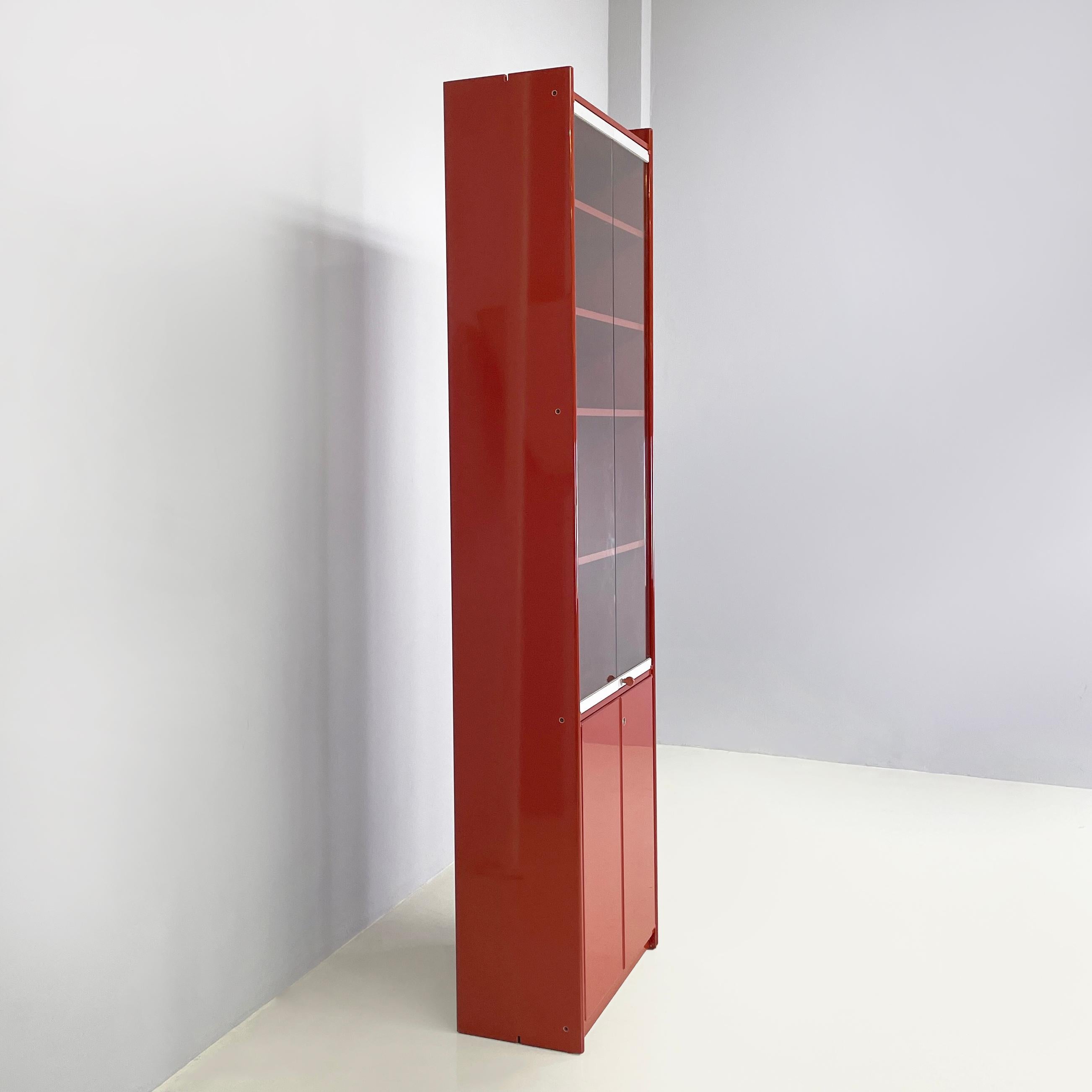 Italian mid-century red Bookcase Olinto by Kazuhide Takahama for Gavina, 1960s In Good Condition In MIlano, IT