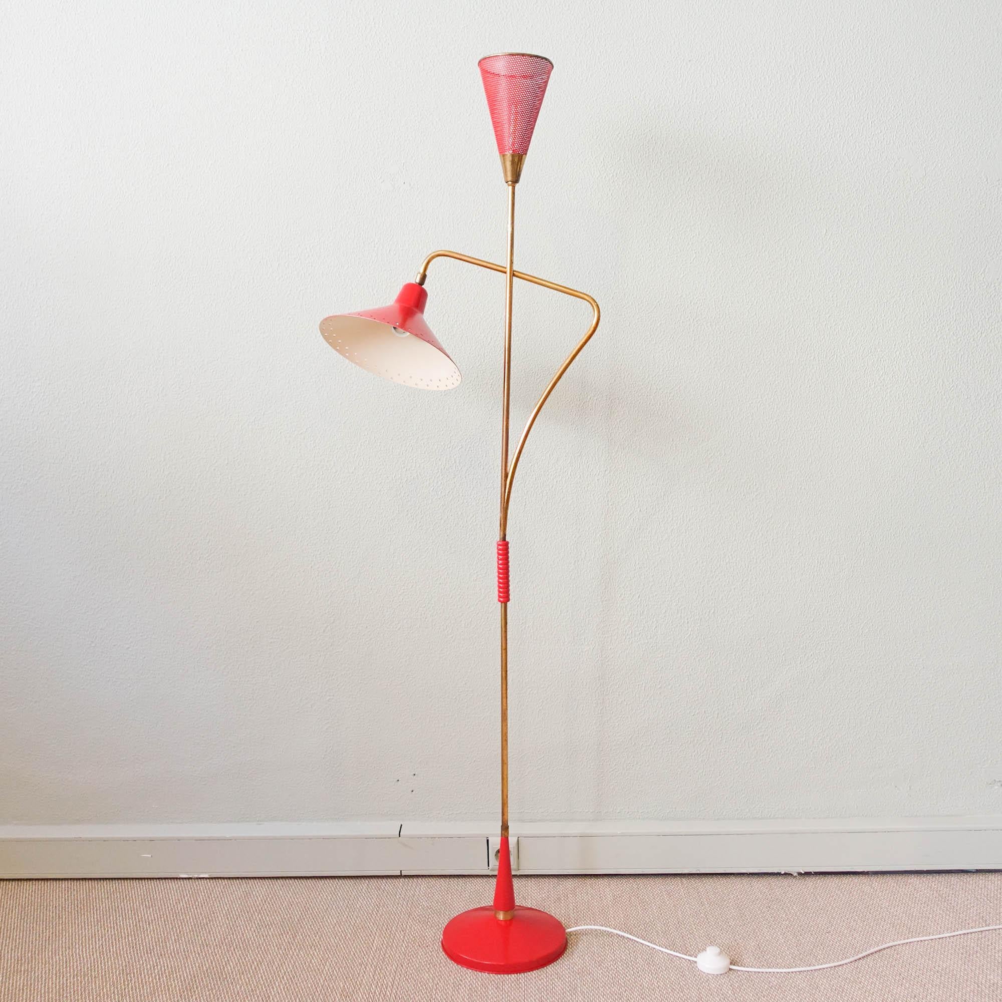 Italienische Stehlampe aus Rot und Messing aus der Mitte des Jahrhunderts von Giuseppe Ostuni, 1950er Jahre (Moderne der Mitte des Jahrhunderts)