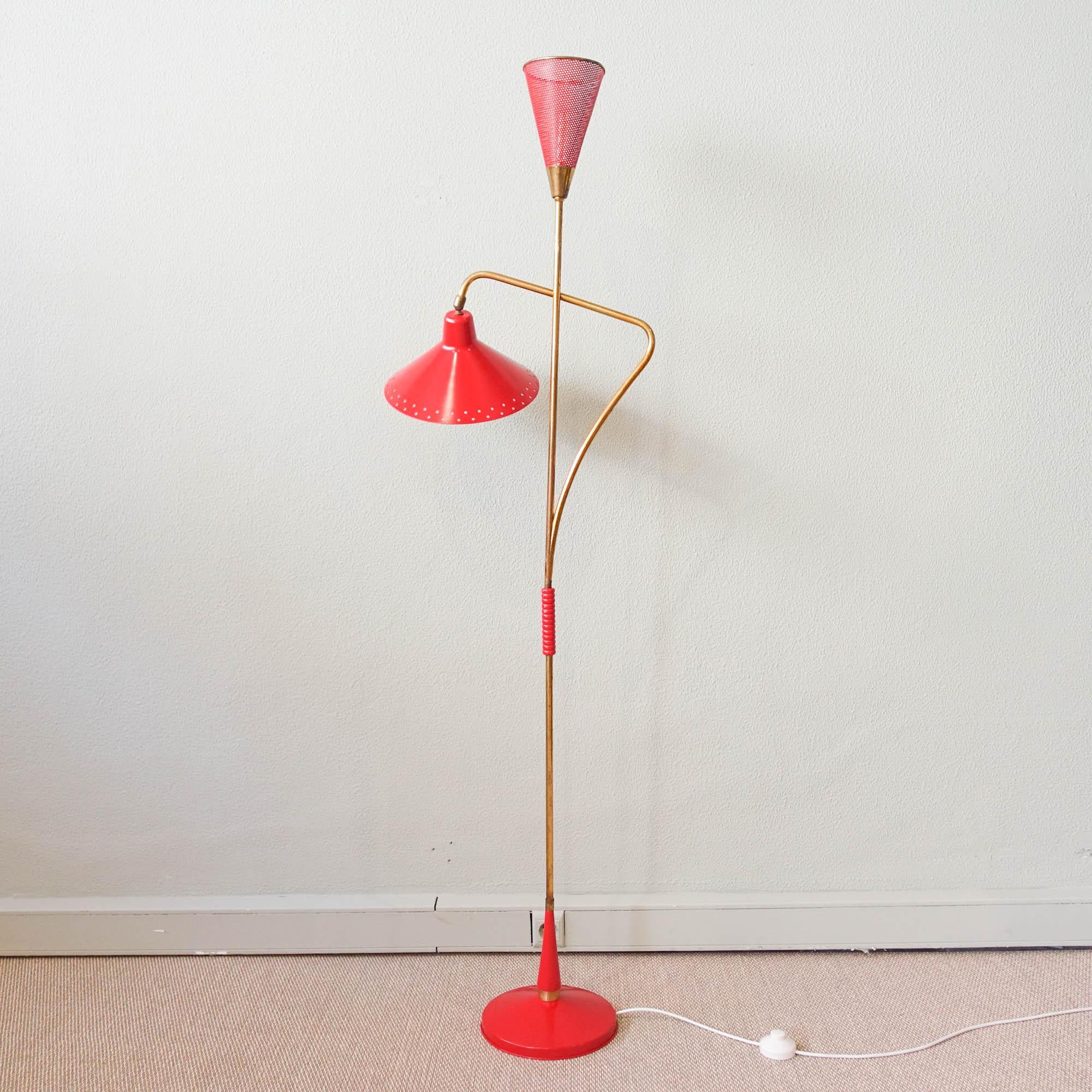Italienische Stehlampe aus Rot und Messing aus der Mitte des Jahrhunderts von Giuseppe Ostuni, 1950er Jahre (Mitte des 20. Jahrhunderts)