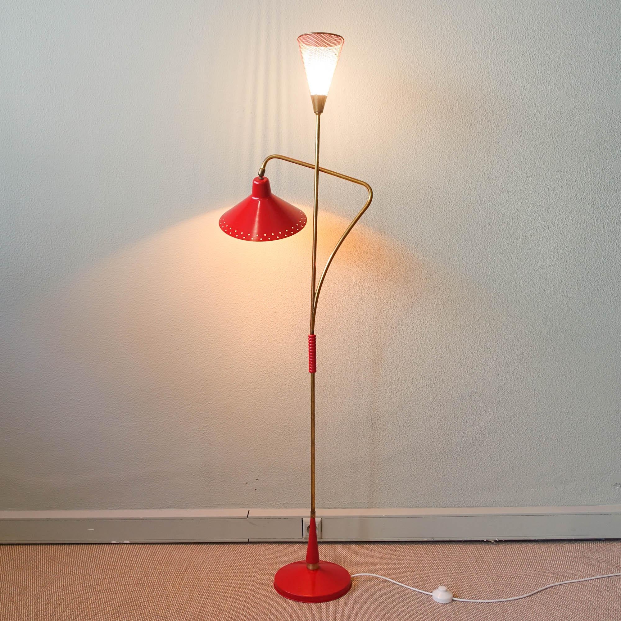 Italienische Stehlampe aus Rot und Messing aus der Mitte des Jahrhunderts von Giuseppe Ostuni, 1950er Jahre (Metall)