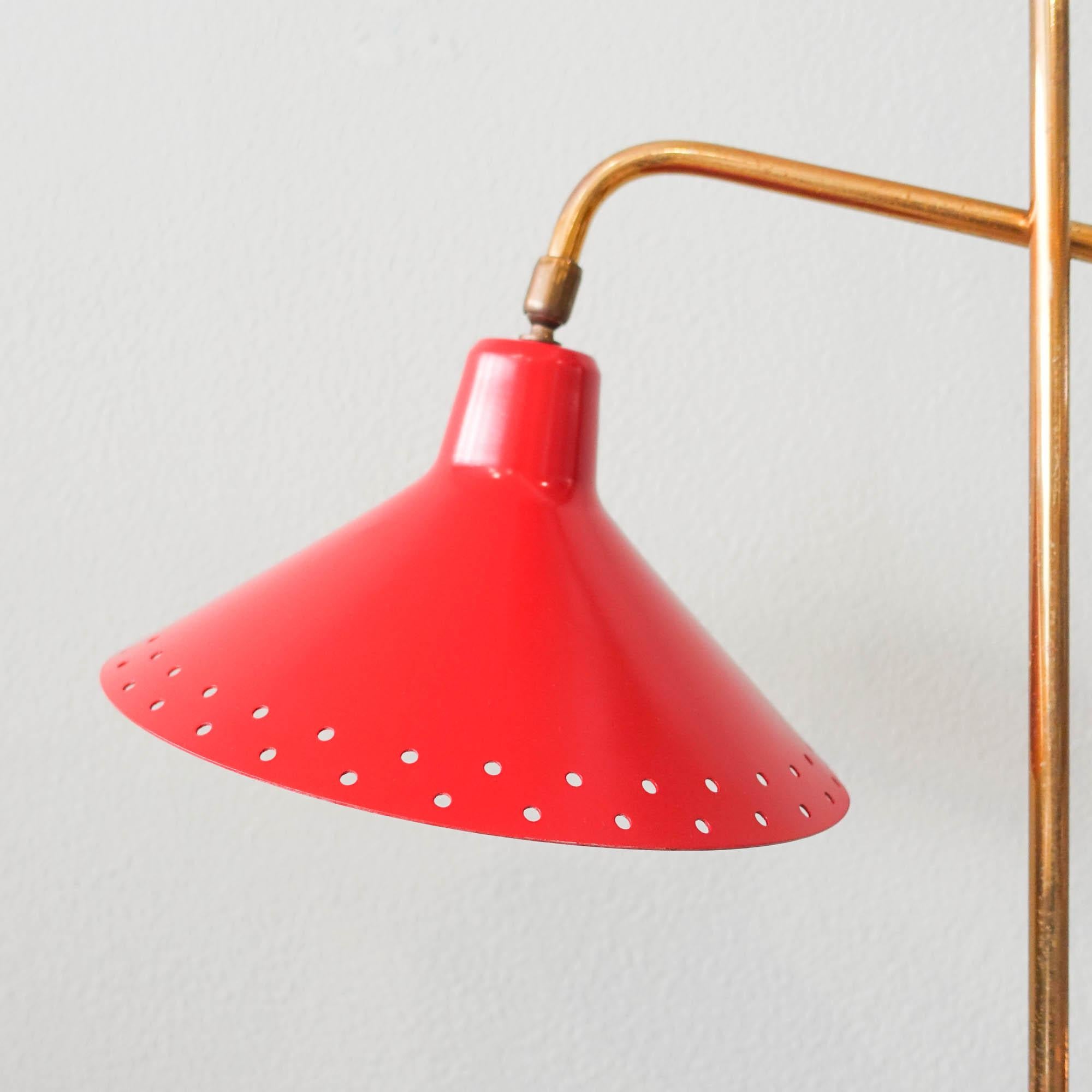 Italienische Stehlampe aus Rot und Messing aus der Mitte des Jahrhunderts von Giuseppe Ostuni, 1950er Jahre 1