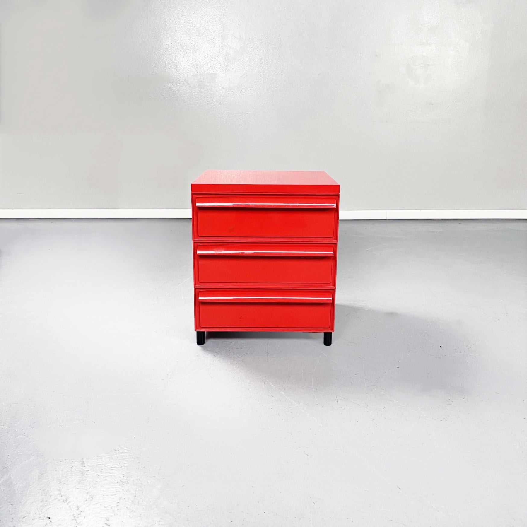 Italian mid-century red chest of drawers mod.4602 by Fussell for Kartell, 1970s.ùModel 4602 chest of drawers with square top in red plastic. Three stackable sliding drawers.
Produced by Kartell in 1970s and designed by Simon Fussell, logo