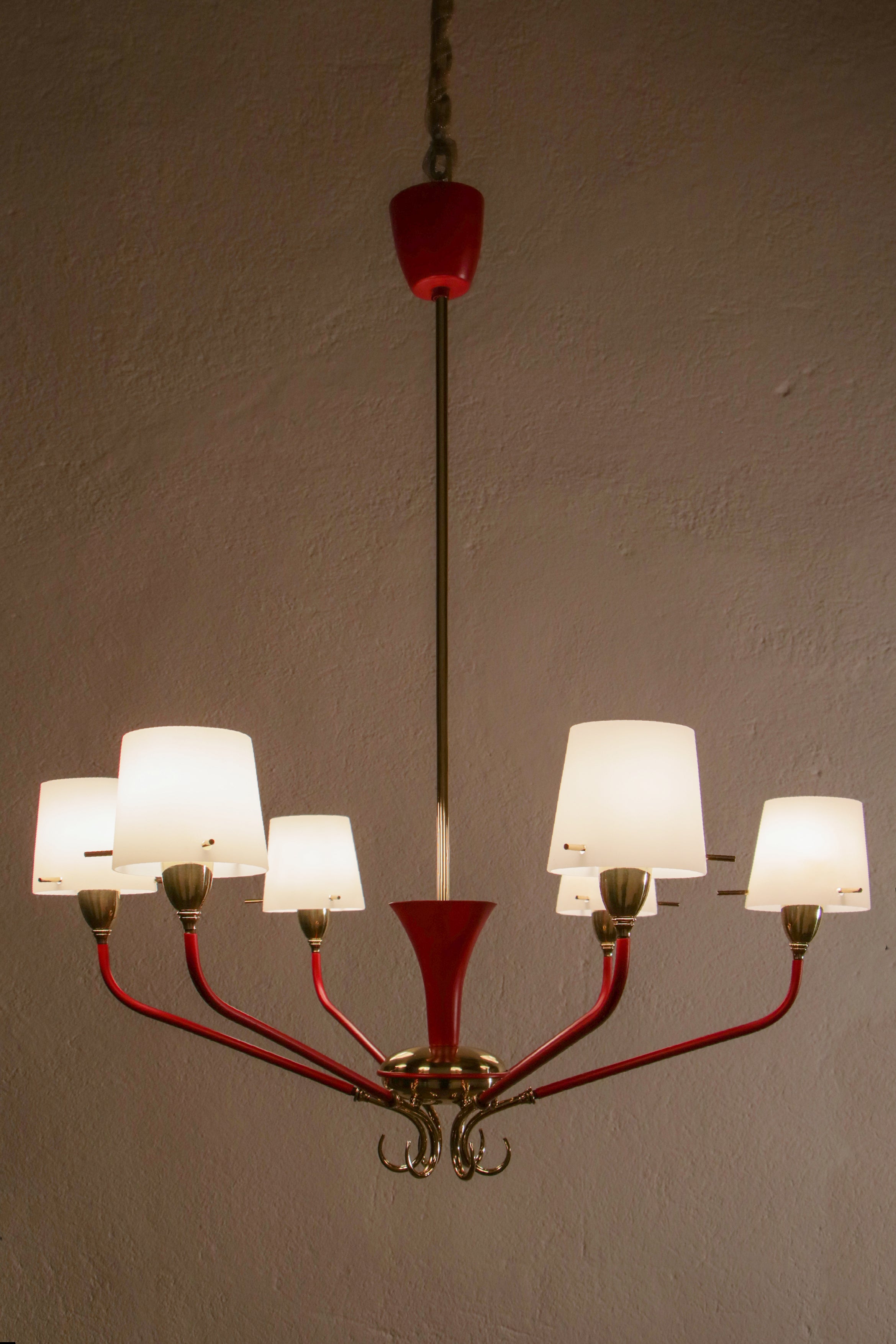 Splendido lampadario italiano Mid-Century Modern a sei luci attribuito al design Stilnovo, risalente agli anni '50. Struttura in ottone lucido, vetro satinato e alluminio rosso. Un artigiano specializzato ha eseguito con grande cura il restauro di
