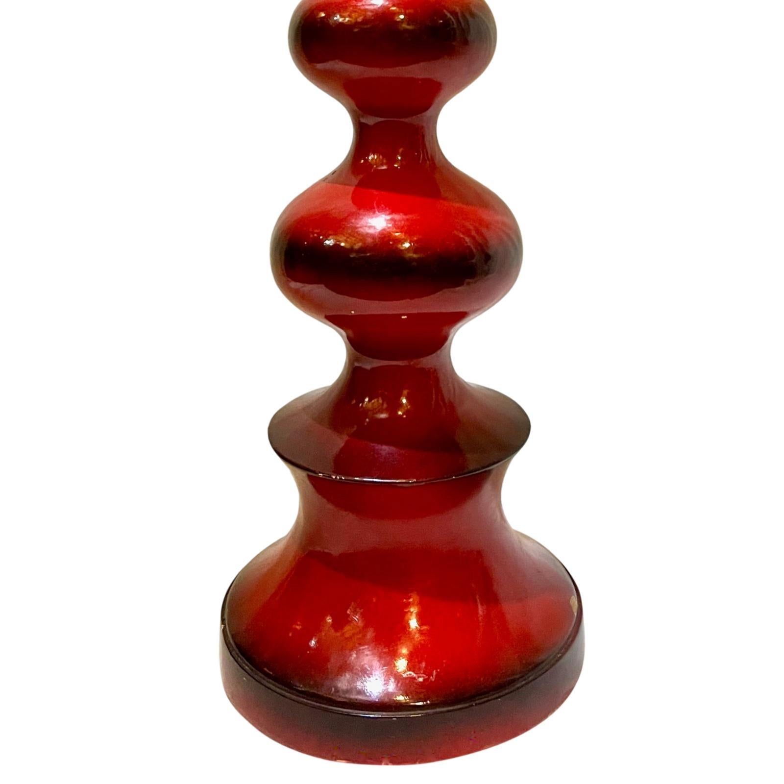 Italian Mid Century Red Lacquer Table Lamp In Good Condition For Sale In New York, NY