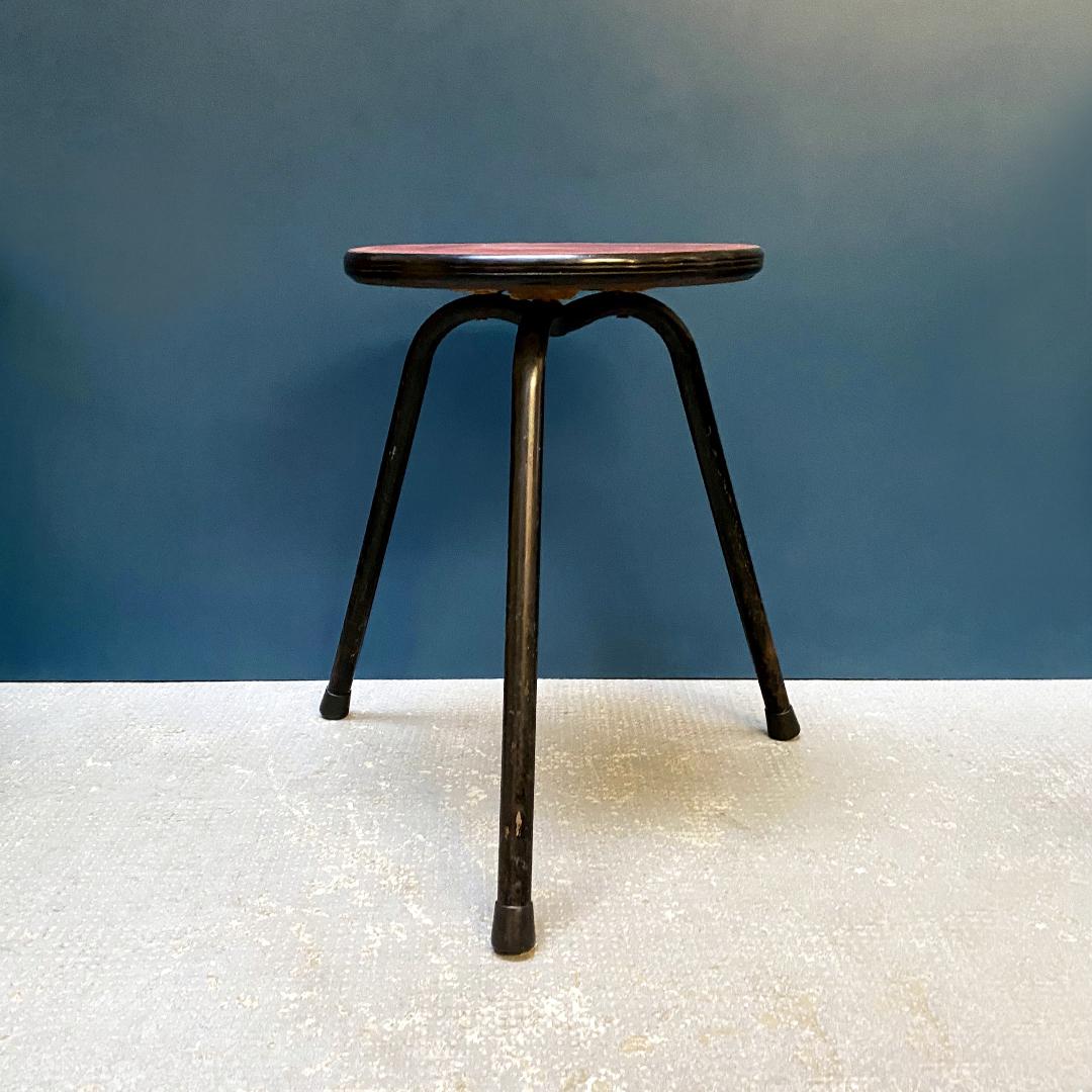 Italian midcentury metal and laminated stool, 1950s
red laminated stool with structure in black painted metal.

Good conditions.

Measures 30 x 46 H cm

Good conditions.

 