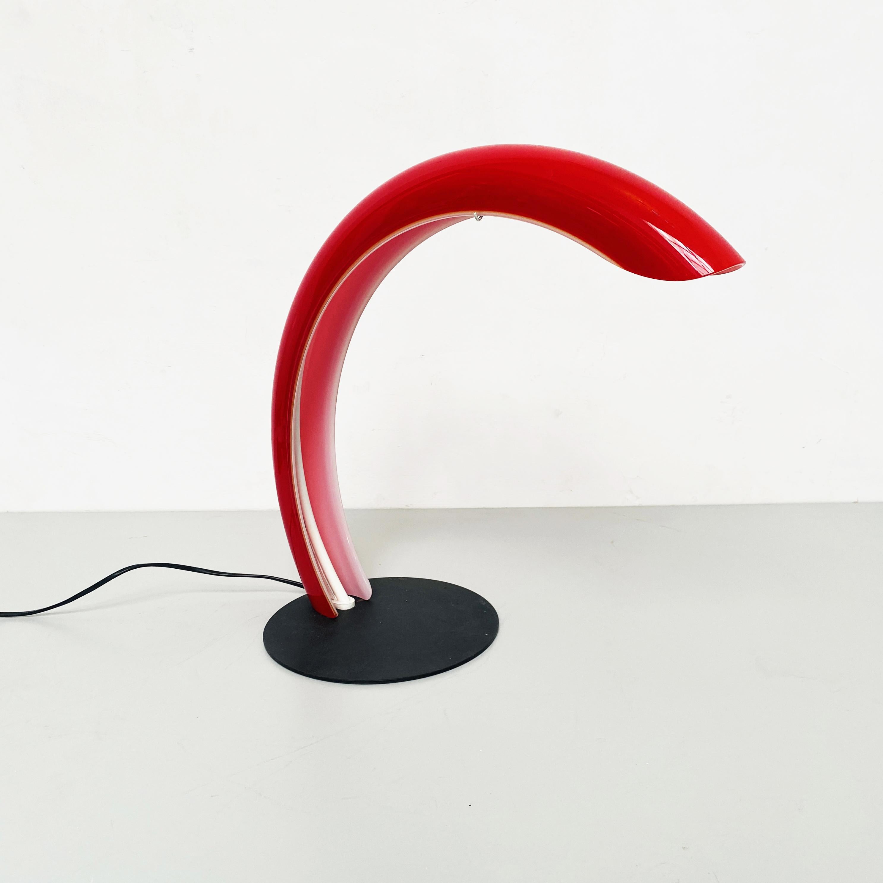 Italian mid-century red Murano glass, metal and neon table lamp by Mazzega, 1970s
Curved red Murano glass table lamp with neon and circular metal base, by Mazzega.
1970s
Very good condition.
Measurements in cm 45x 21 x 42 H.