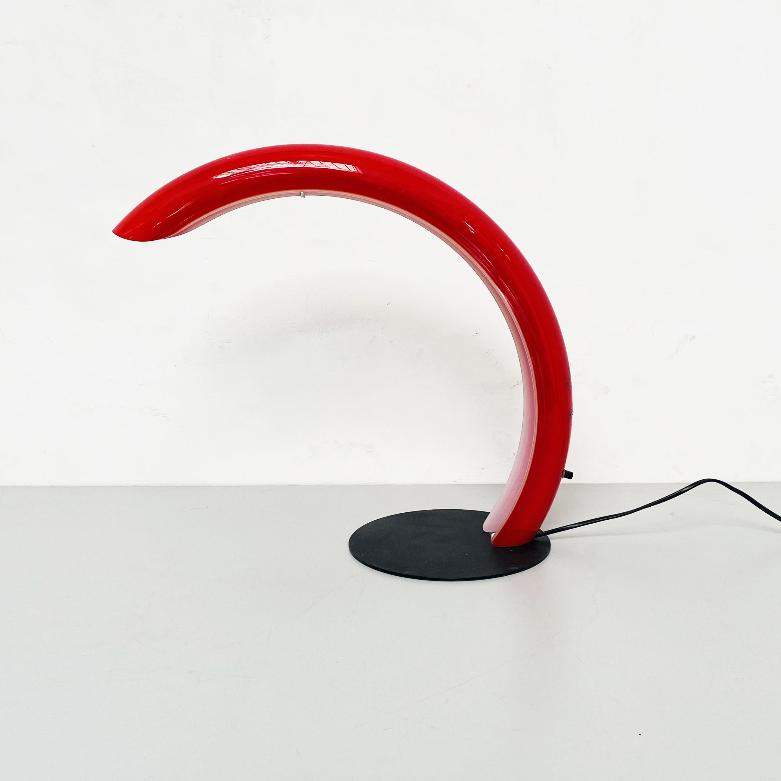 Italian Mid-Century Red Murano Glass, Metal and Neon Table Lamp by Mazzega, 1970 In Good Condition For Sale In MIlano, IT