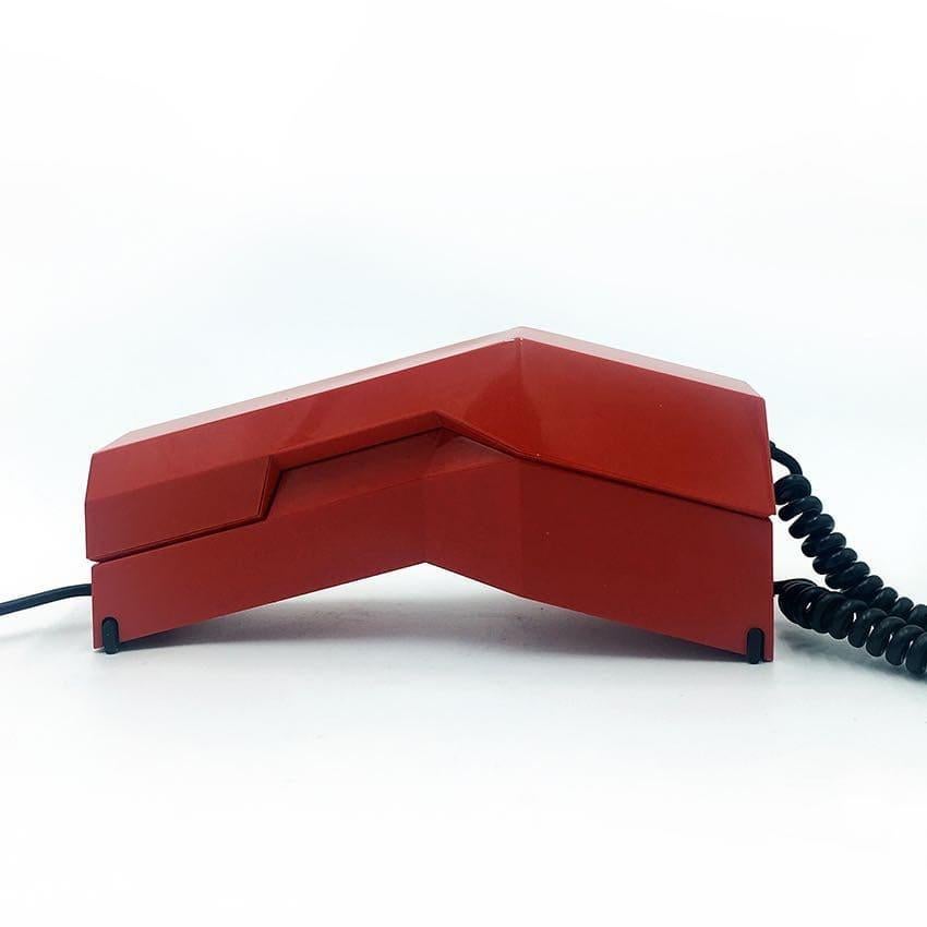 Italian midcentury red plastic Siemens Auso telephone, mod. Rialto, 1960s
Siemens Auso telephone, mod. Rialto, in red plastic, considered a 