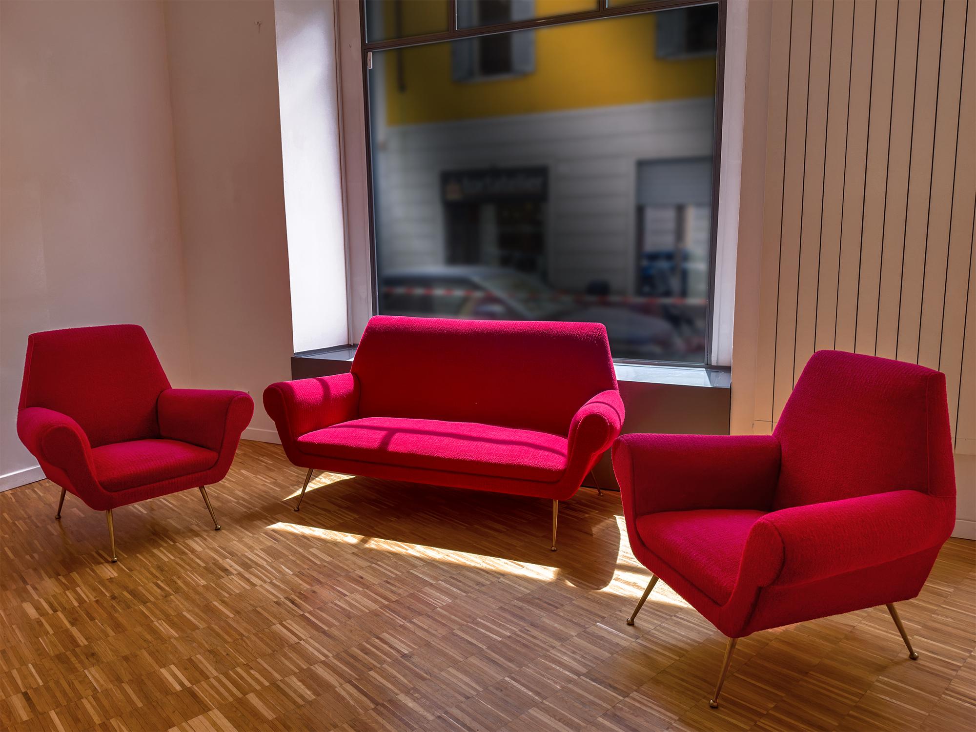 Diese exquisite Wohnzimmer-Sitzgarnitur ist ein Original aus den 50er Jahren und wurde vom Architekten und Designer Gigi Radice entworfen - einer Ikone des italienischen Designs der Jahrhundertmitte.

Dieses Set verleiht jedem Einrichtungsprojekt