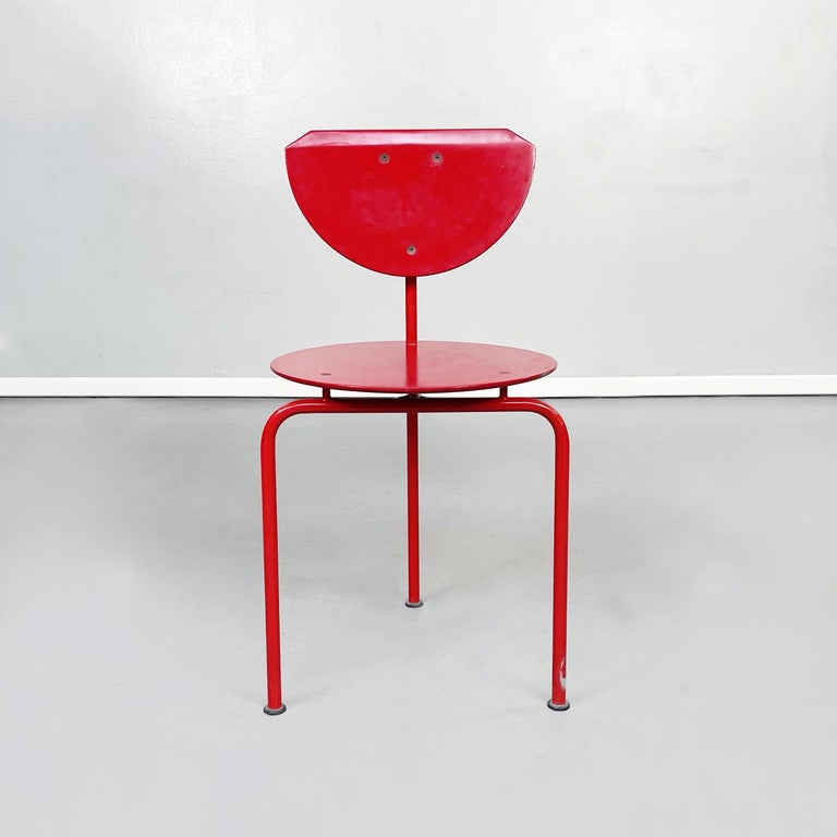 Italian mid-century red wood and metal Alien chair by Forcolini for Alias, 1980s
Alien chair with round seat in red painted MDF wood, like the backrest. The structure is in red painted metal rod.

Produced by Alias in 1980s and designed by Carlo