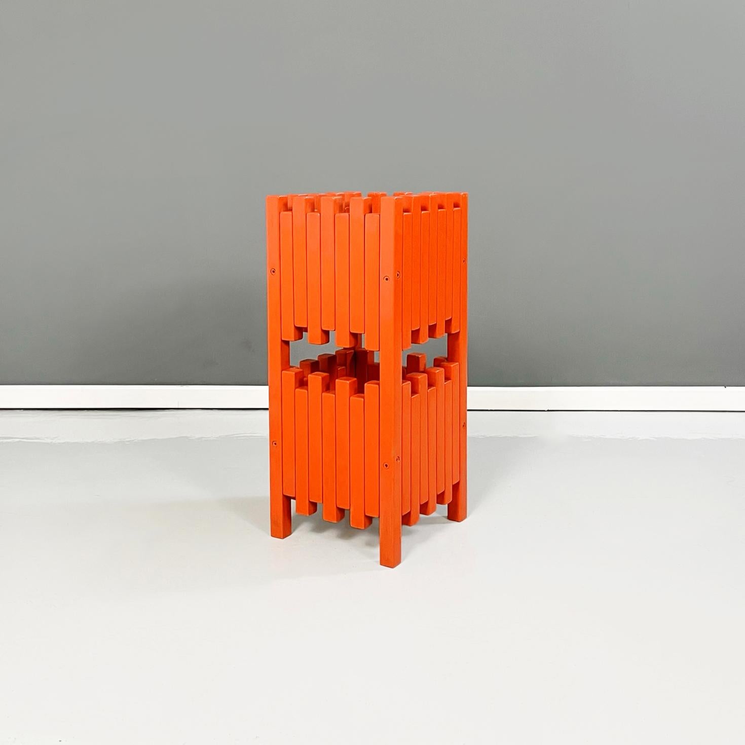 Italian mid-century red wooden umbrella stand by Sottsass for Poltronova, 1960s
Umbrella stand with a square base made up of several rectangular strips of wood painted in orange-red.
Produced by Poltronova in 1960s and designed by Ettore Sottsass