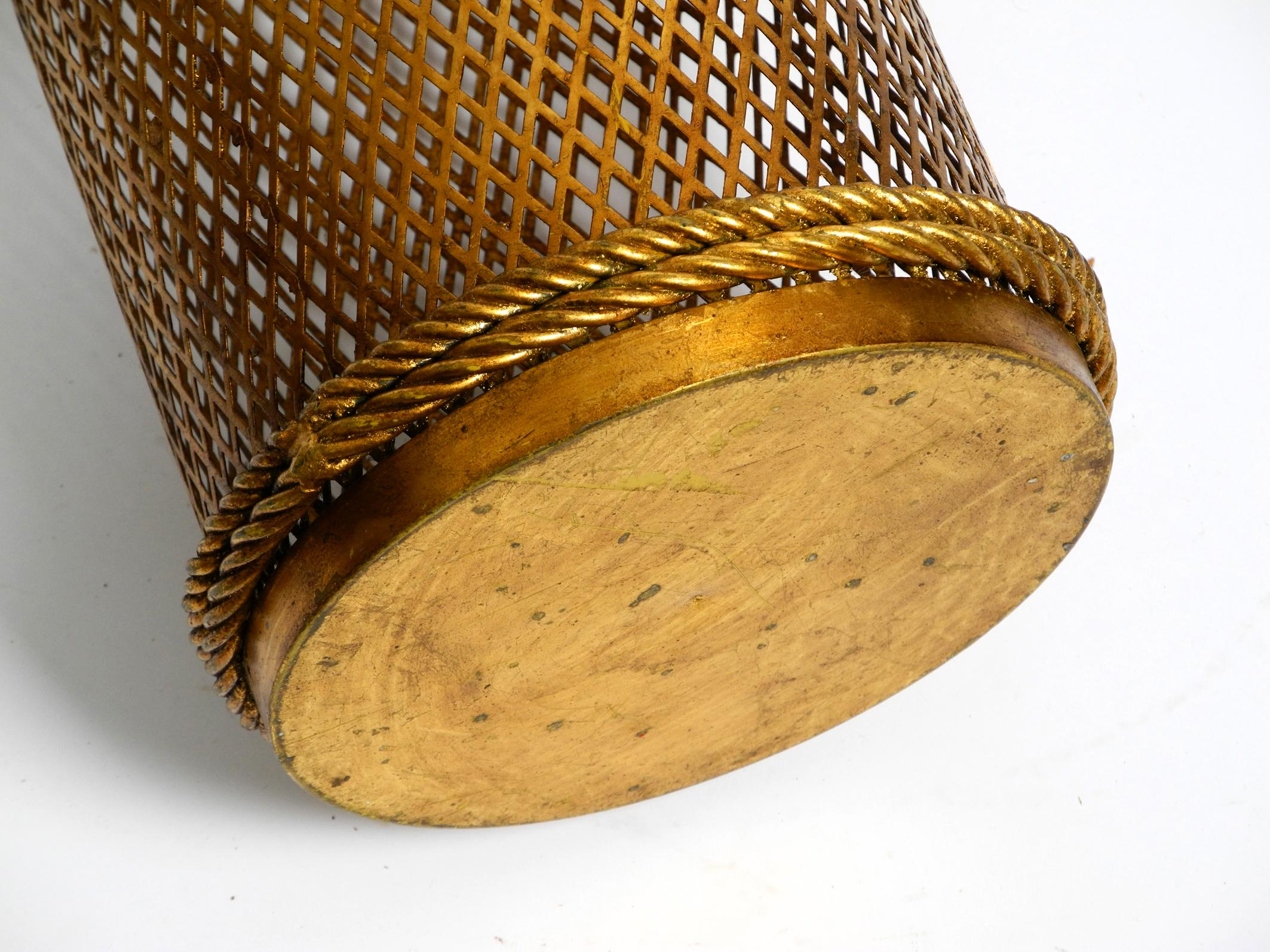 Italienischer Mid Century Regency Schirmständer aus vergoldetem Metall von Li Puma im Angebot 5