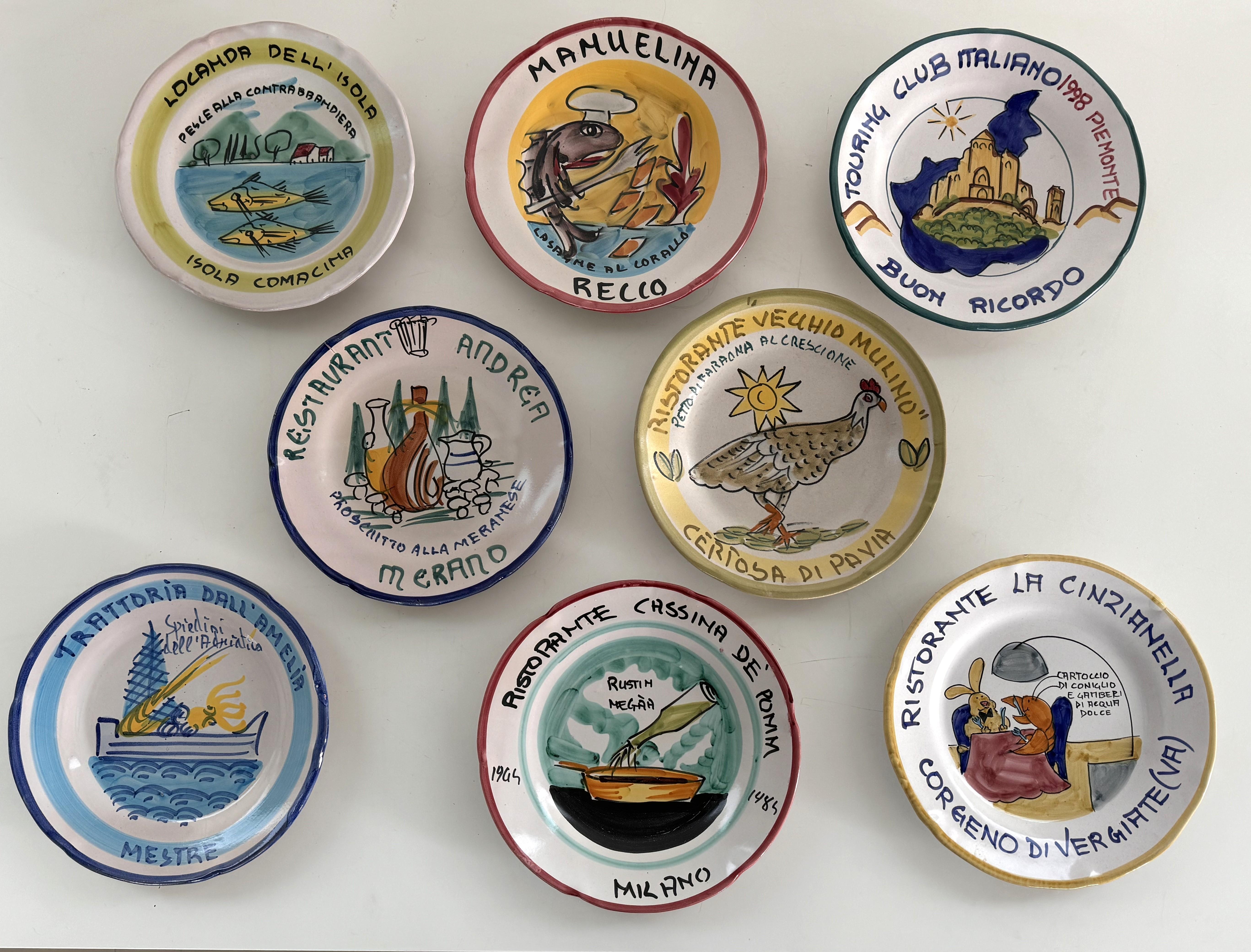 Assiettes à dîner en céramique pour restaurants italiens du milieu du siècle, lot de 8 

Un ensemble de 8 assiettes de restaurant différentes à collectionner, en céramique peinte à la main.
Fabriqués en Italie dans les années 70 à 2000.
Ces