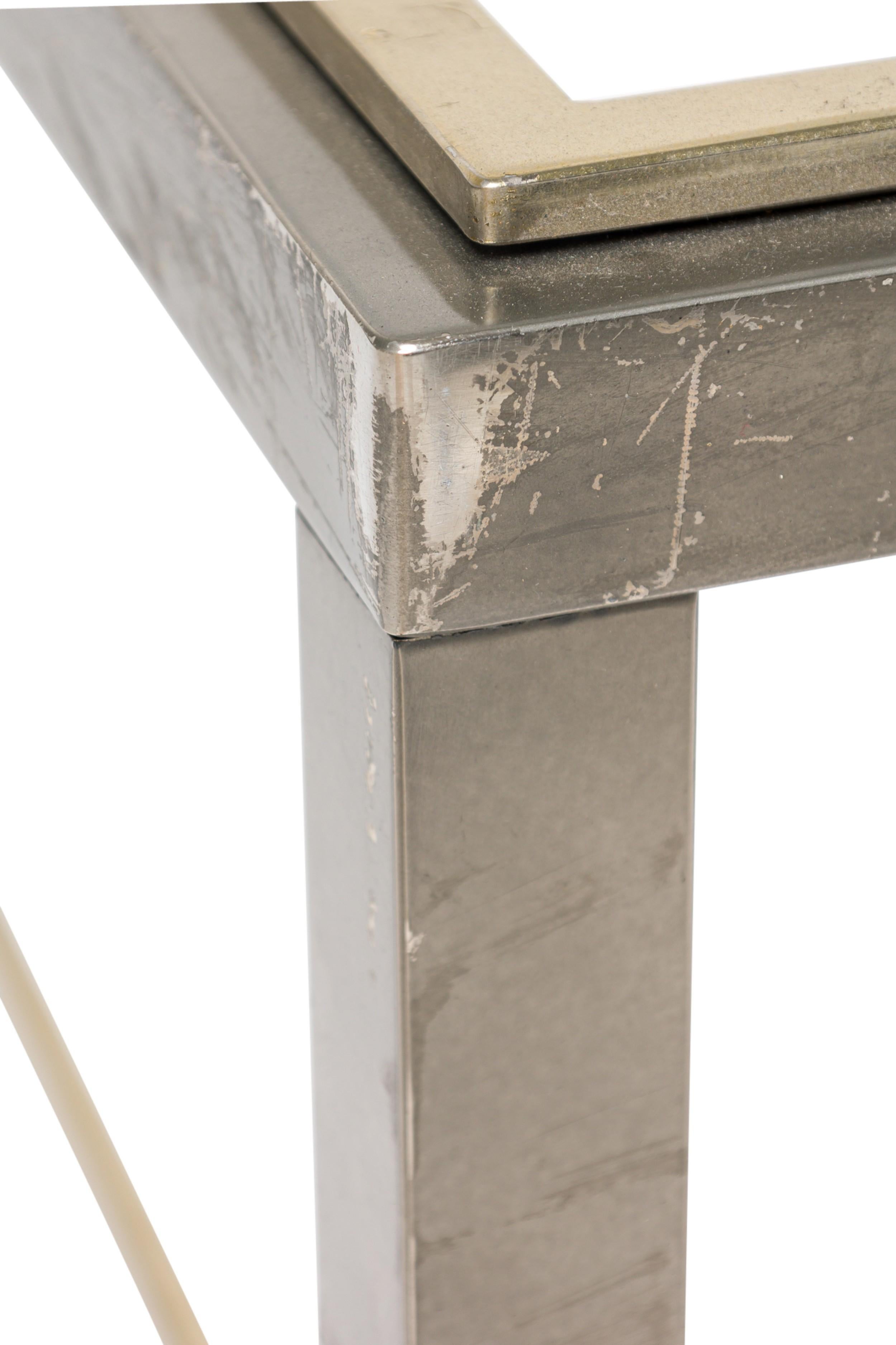 Pie de mesa bajo italiano de mediados de siglo Romeo Rega de latón y acero en venta 10