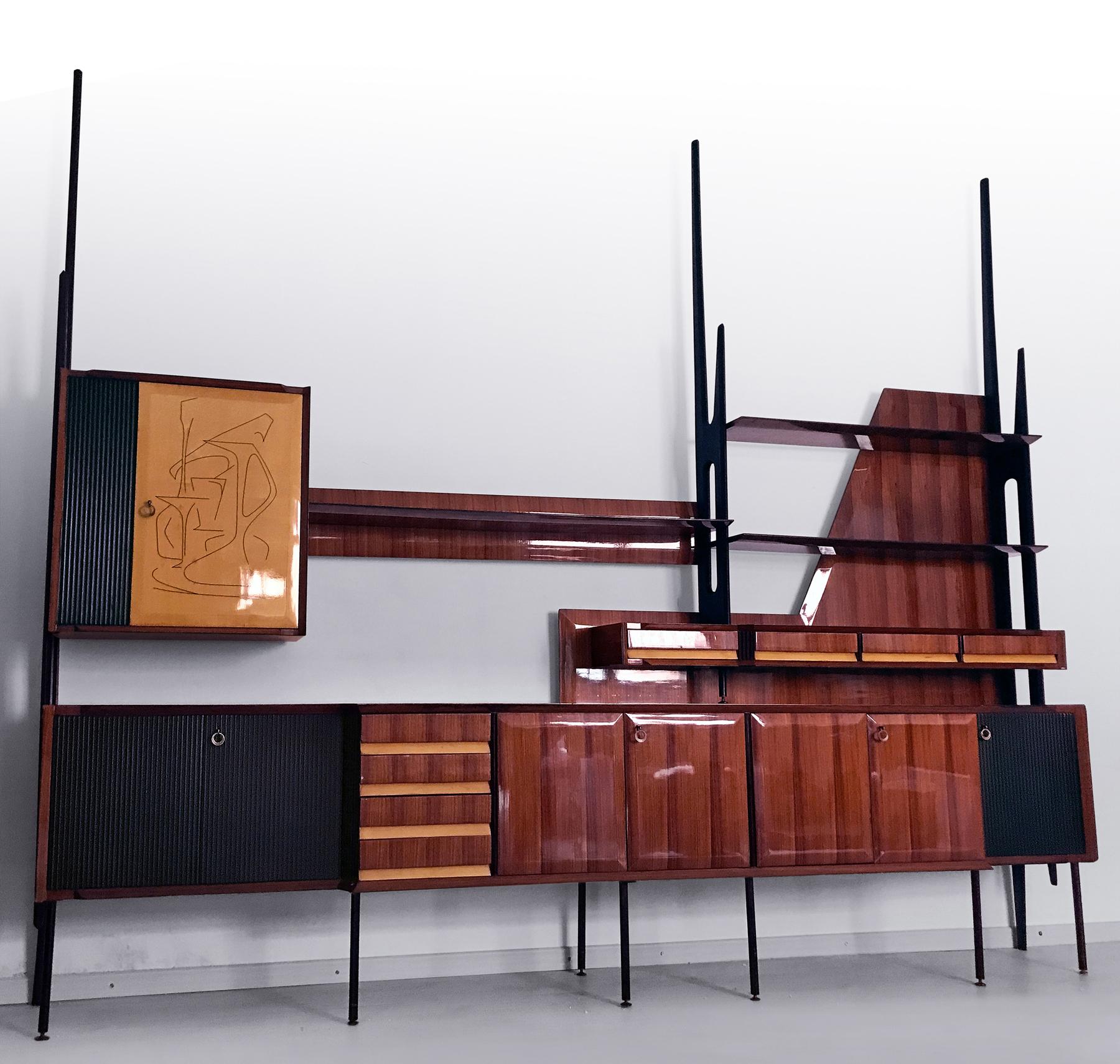 Fantastic Italian wall-mounted bookcase designed by Vittorio Dassi in the 1950s.
It's very rare and represents one of the Mid-Century Modern masterpiece of the Italian design.
The structure is in veneered rosewood, supported by uprights with the