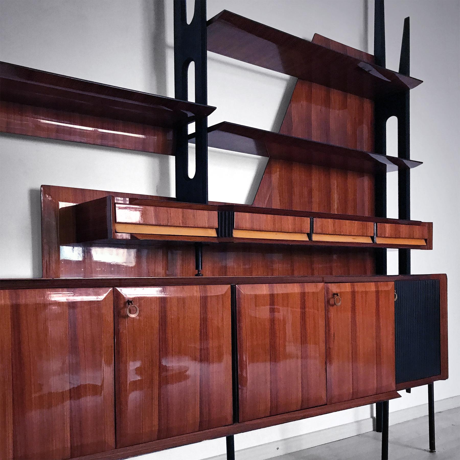 Italienisches Palisander-Bücherregal und Sideboard aus der Jahrhundertmitte von Vittorio Dassi:: 1950er Jahre (Moderne der Mitte des Jahrhunderts)