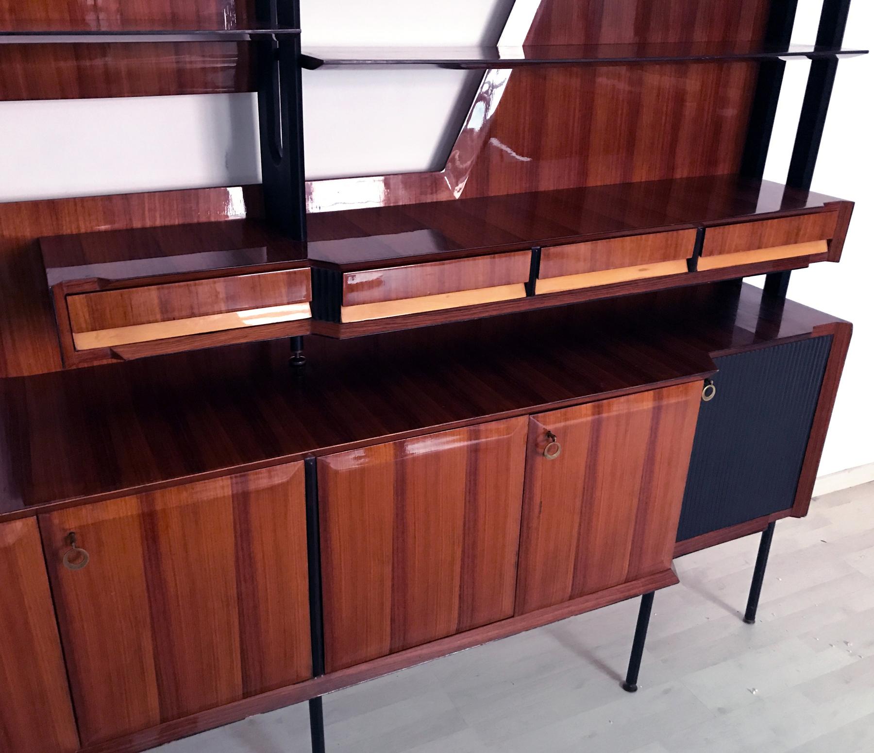 Italian Midcentury Rosewood Bookcase and Sideboard by Vittorio Dassi, 1950s In Good Condition In Traversetolo, IT