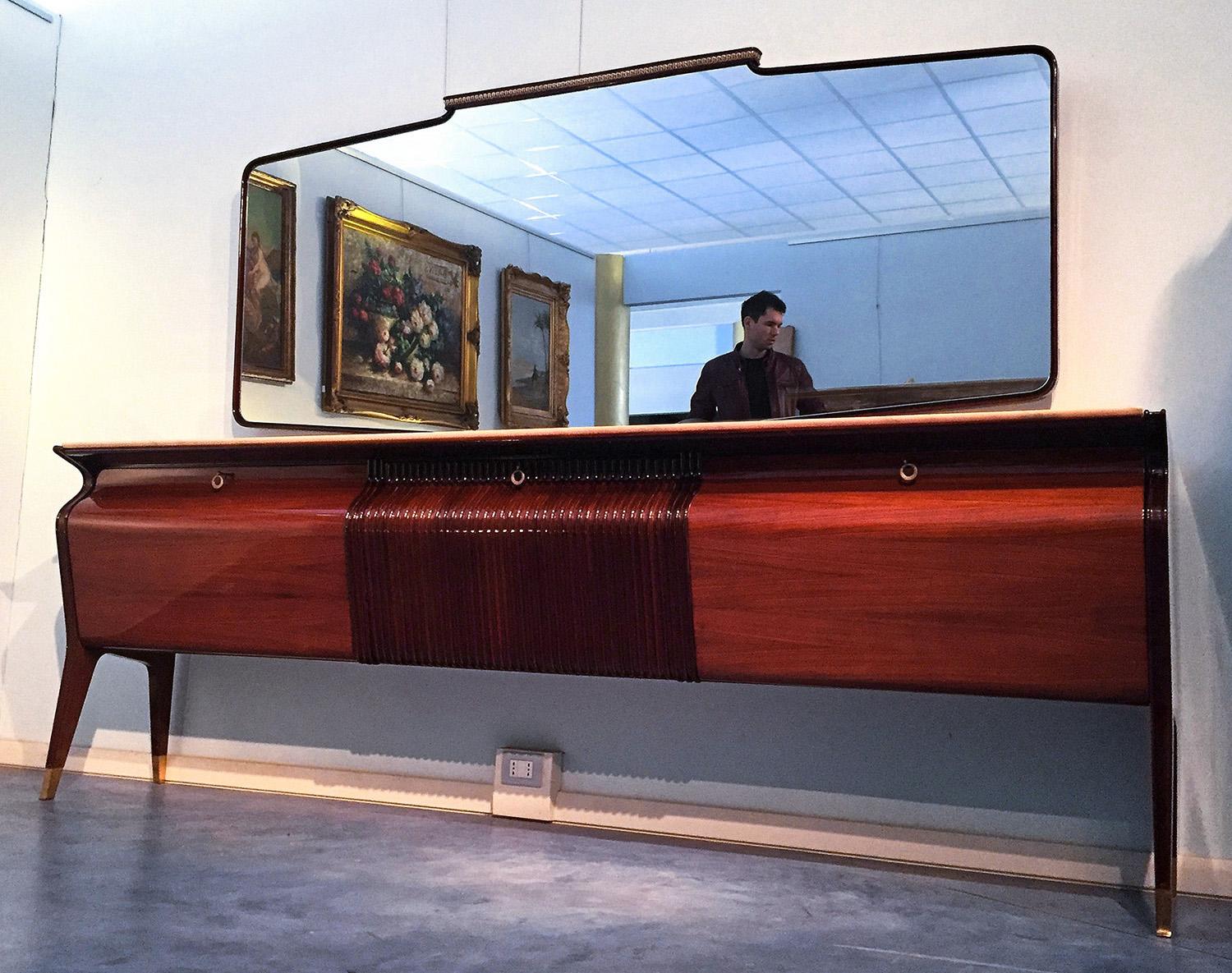 Italian Mid-Century Rosewood Sideboard with mirror by Osvaldo Borsani, 1950s In Excellent Condition In Traversetolo, IT