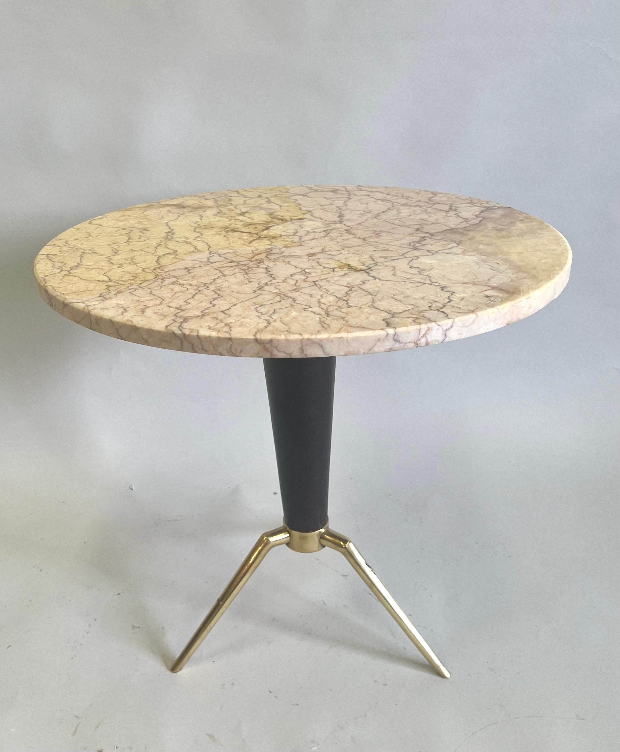 Italian Mid-Century Round Coffee /Side Table in Brass & Marble, Attr. Ico Parisi In Good Condition For Sale In New York, NY