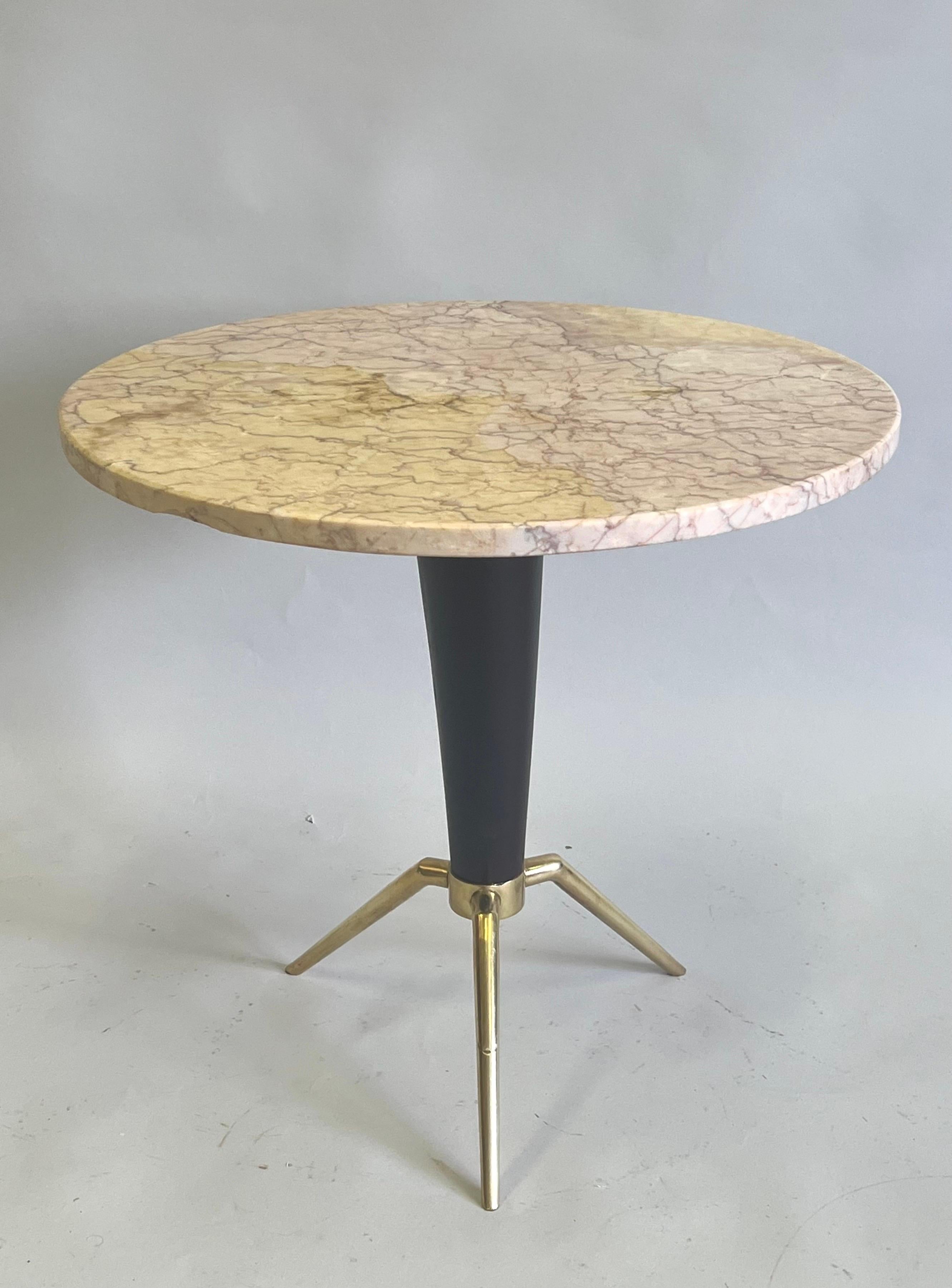 20ième siècle Table basse/table d'appoint italienne ronde du milieu du siècle dernier en laiton et marbre en vente