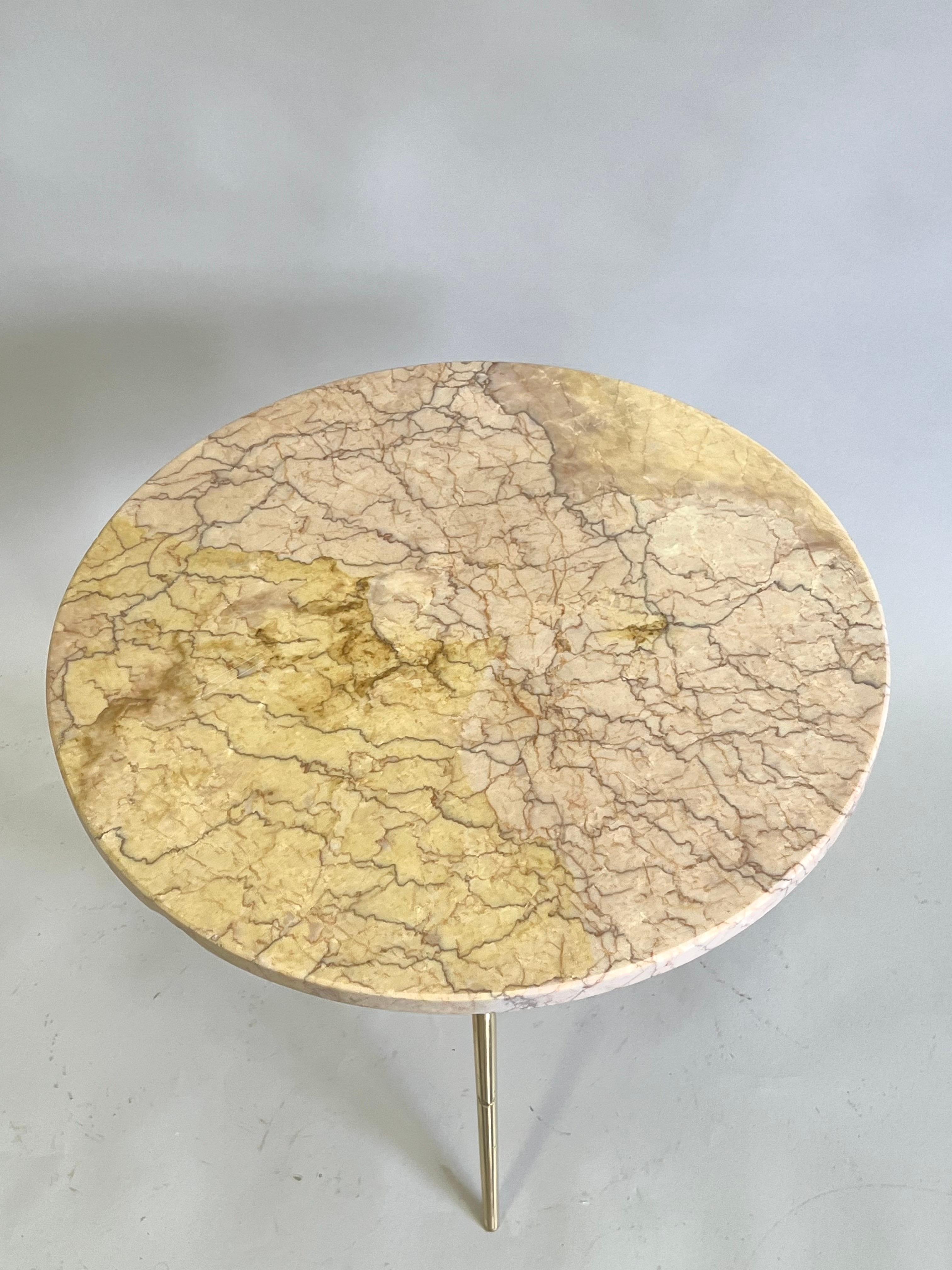 Table basse/table d'appoint italienne ronde du milieu du siècle dernier en laiton et marbre en vente 2