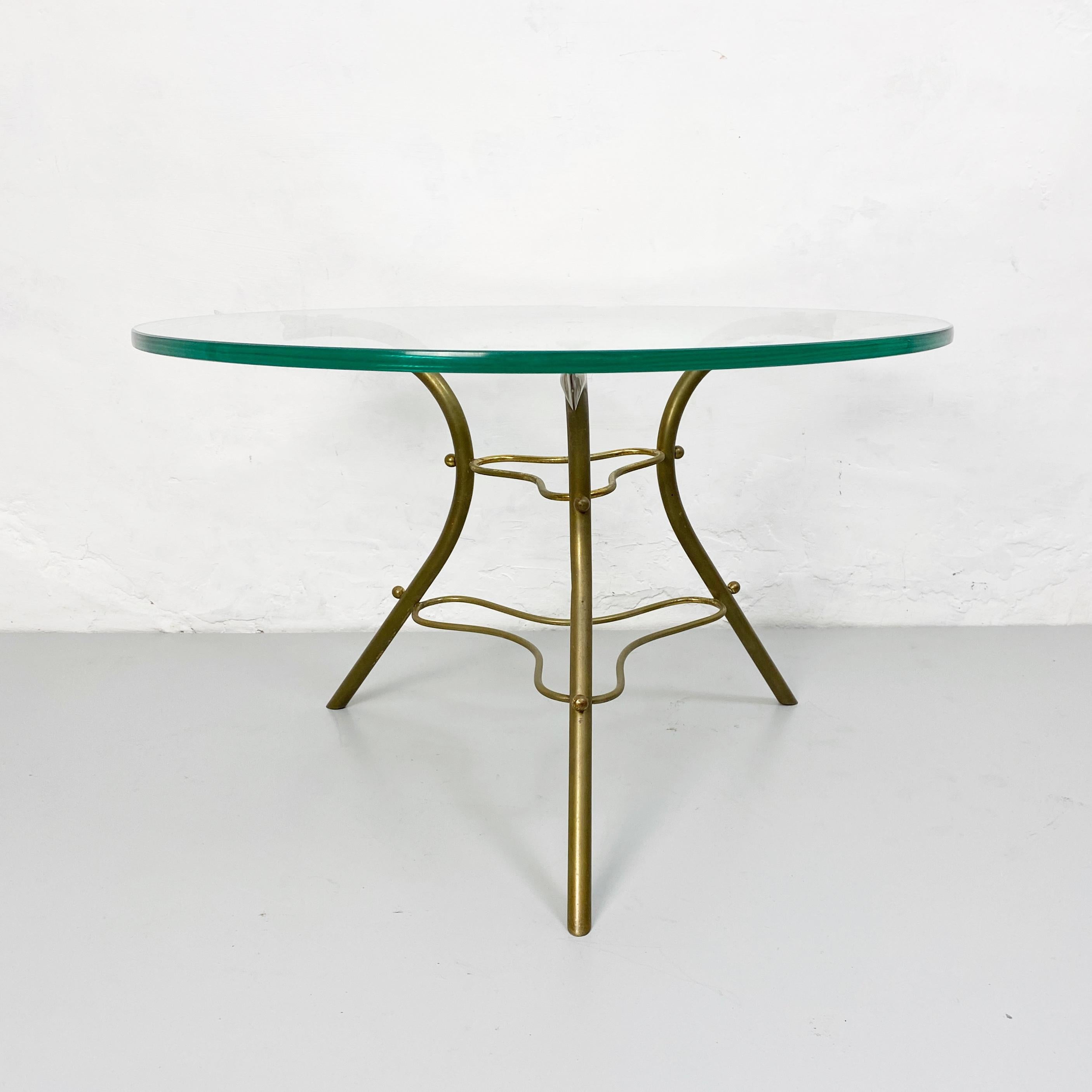 Coffee table with irregular brass road base, 1950s
Coffee table with circular top in transparent glass and irregular base in brass rod.

1950s

Good conditions

Measurements in cm 60Dx39H.