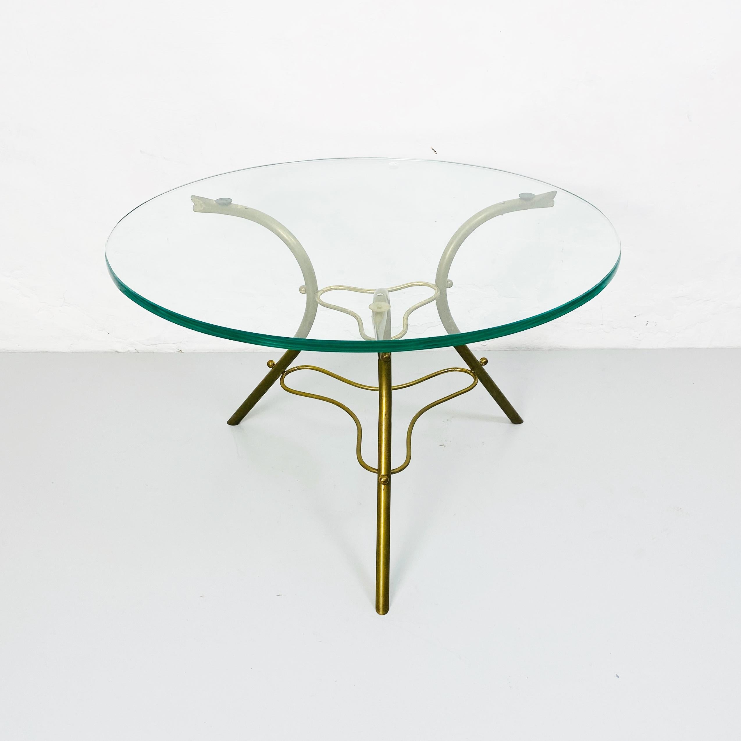 Italian Mid Century Round Coffee Table with Irregular Brass Road Base, 1950s In Good Condition For Sale In MIlano, IT