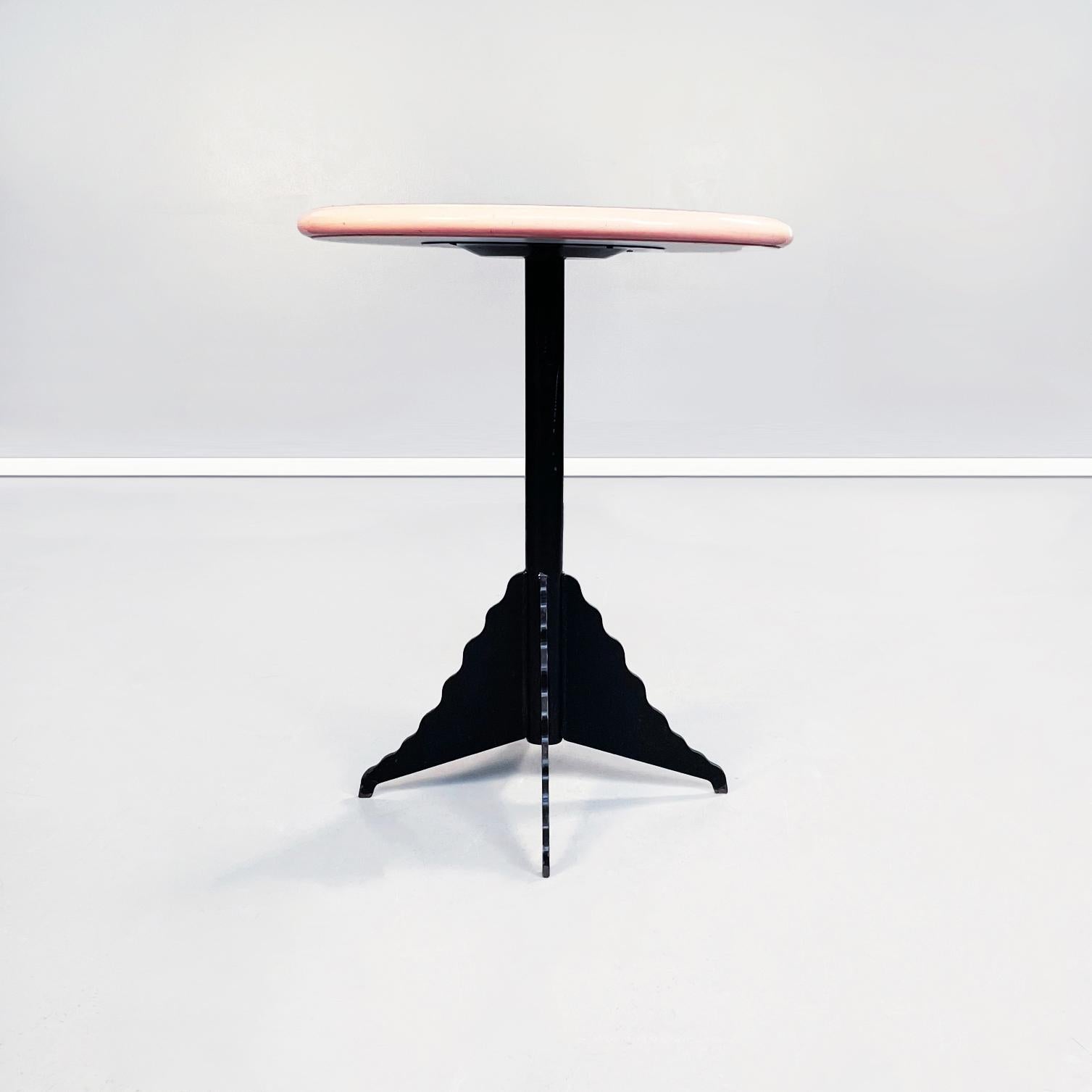 Italian mid-century Round coffee tables in white, grey and pink laminate and metal, 1980s
Set of three round coffee tables. The laminate top has a grey and white pattern in the center, while the perimeter is painted in bright pink. The central