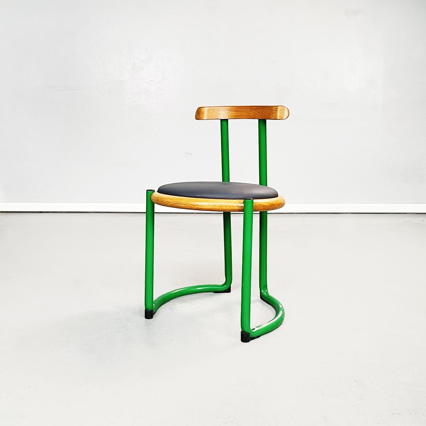 Italian mid-century round green metal, leather and wood chairs by Tito Agnoli, 1950s
Set of 7 round chairs in wood, metal and leather. The seat is made up of a padded cushion covered in gray sky, inserted in a round wooden structure. The backrest is