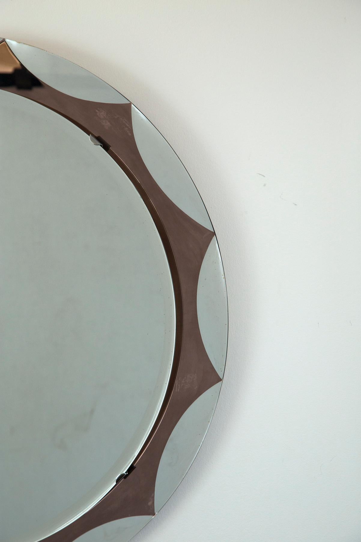 Schöner runder schwimmender Spiegel mit burgunderfarbenem Starburst (Wellenmuster), der mittlere schwimmende Spiegel ist abgeschrägt und mit Nickelklammern befestigt, abgebildet mit Originalaufkleber des Herstellers auf der Rückseite des