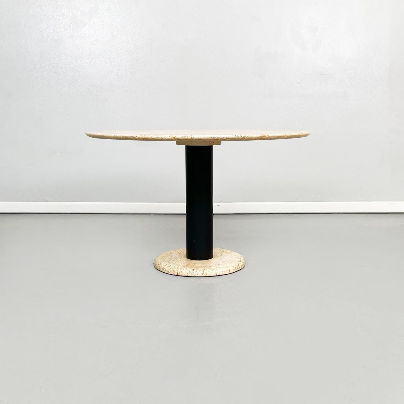 Table basse italienne mid-century Round en travertin et métal noir, 1970
Table basse ronde avec plateau en travertin. Le plateau est une fine dalle de travertin, reposant sur un pied cylindrique en métal peint en noir. La base ronde est en