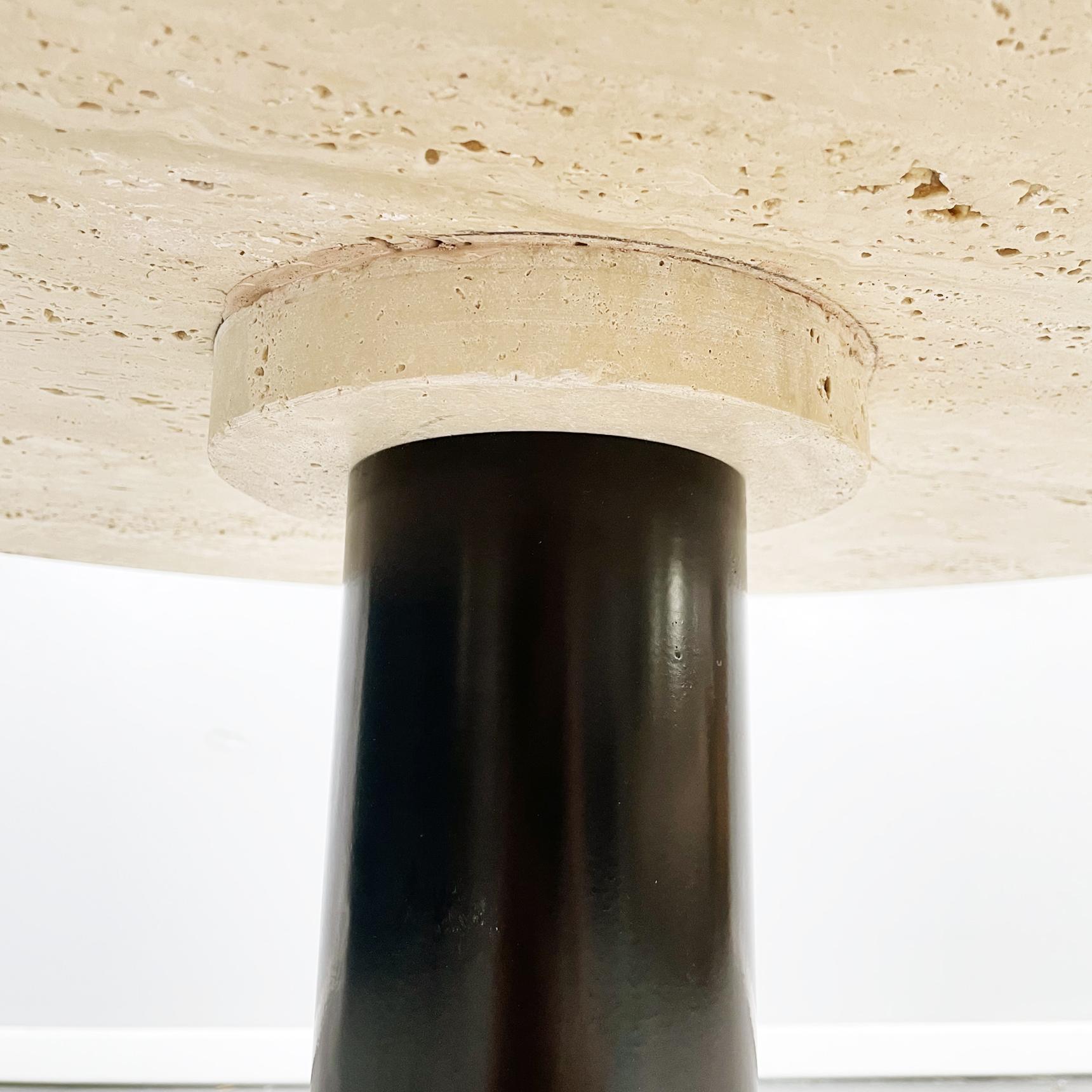 Table basse ronde italienne du milieu du siècle dernier en travertin et métal noir, 1970 en vente 2