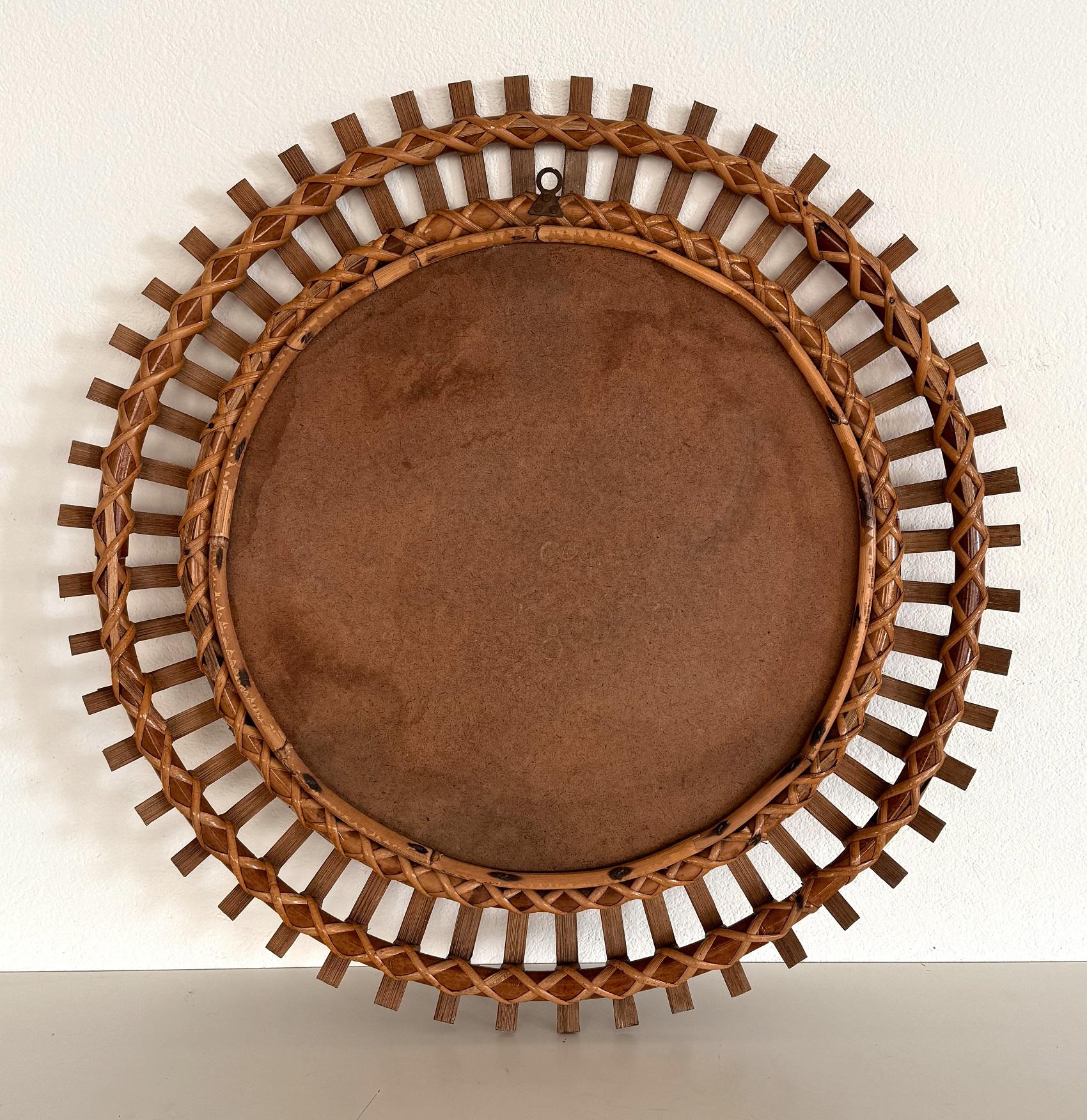 Specchio da parete rotondo di metà secolo con cornice in rattan di bambù, anni '60 in vendita 8