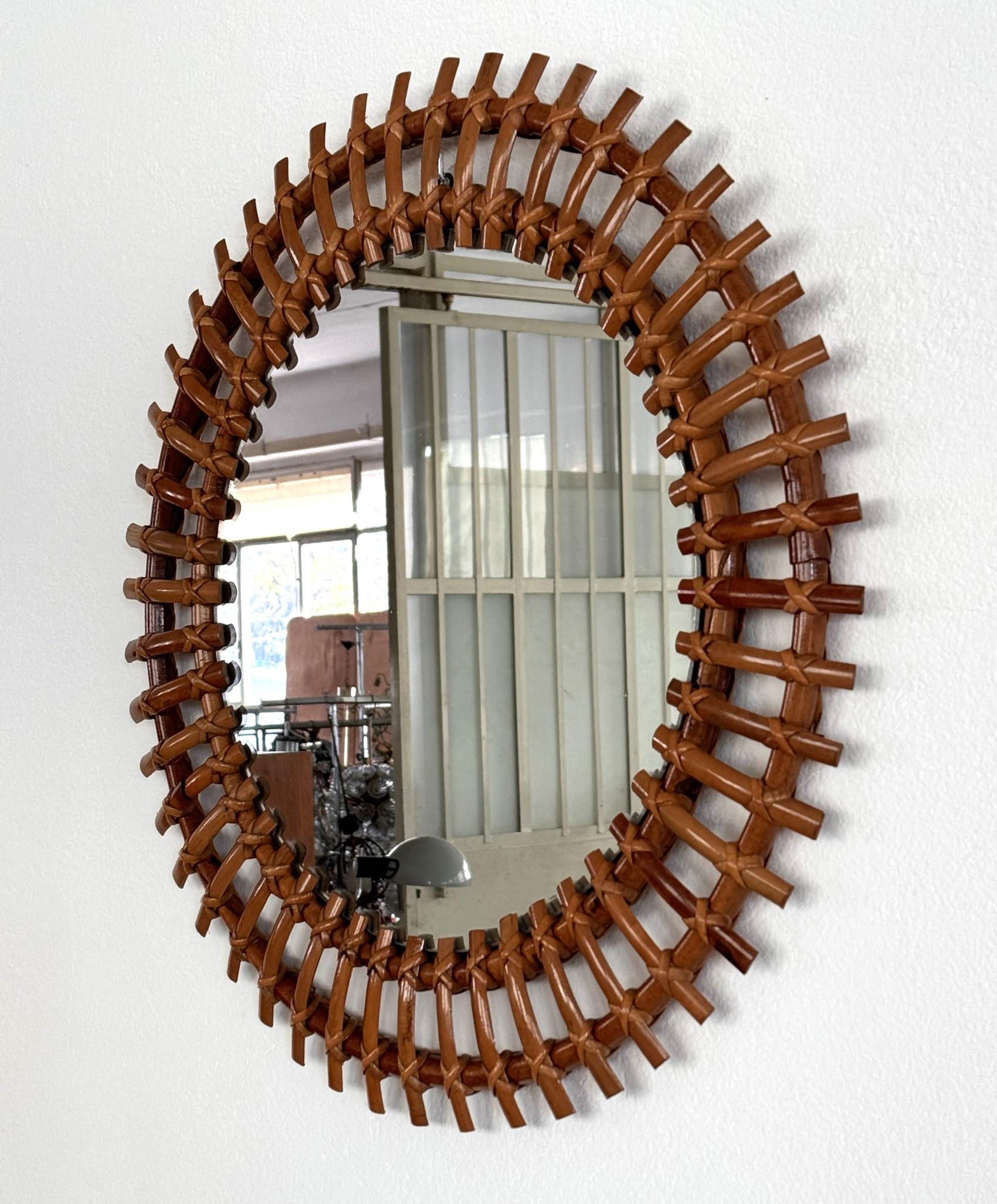 Specchio da parete rotondo di metà secolo con cornice in rattan di bambù, anni '60 In condizioni buone in vendita a Morazzone, Varese