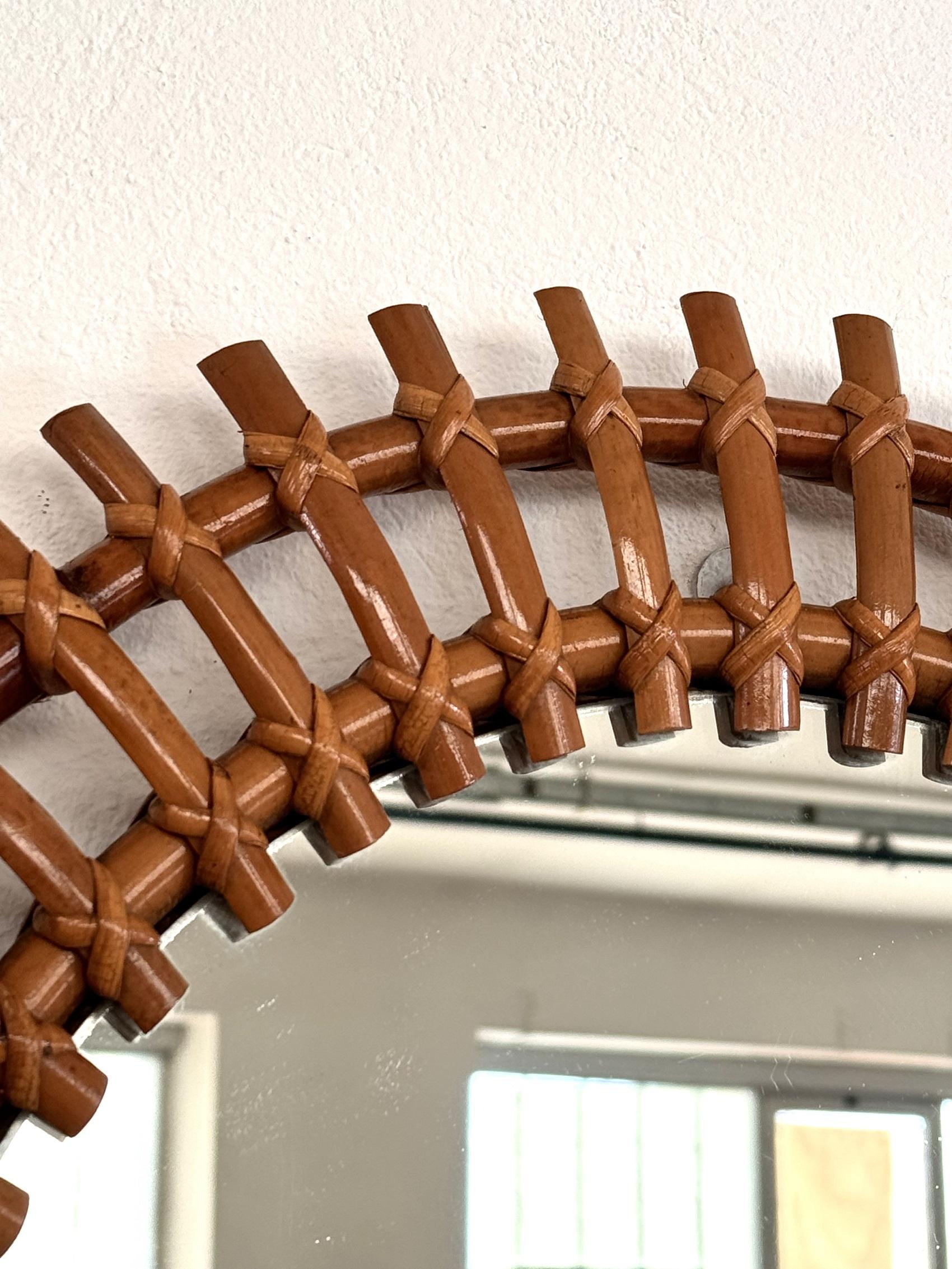 Metà XX secolo Specchio da parete rotondo di metà secolo con cornice in rattan di bambù, anni '60 in vendita