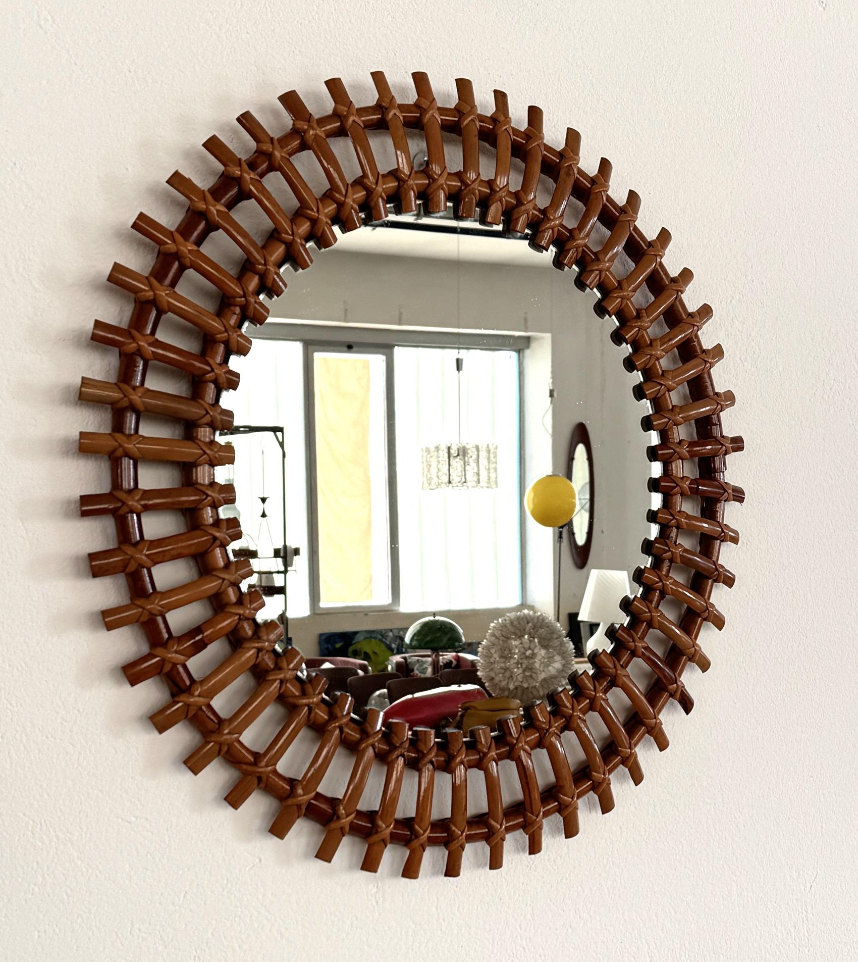 Specchio da parete rotondo di metà secolo con cornice in rattan di bambù, anni '60 in vendita 1